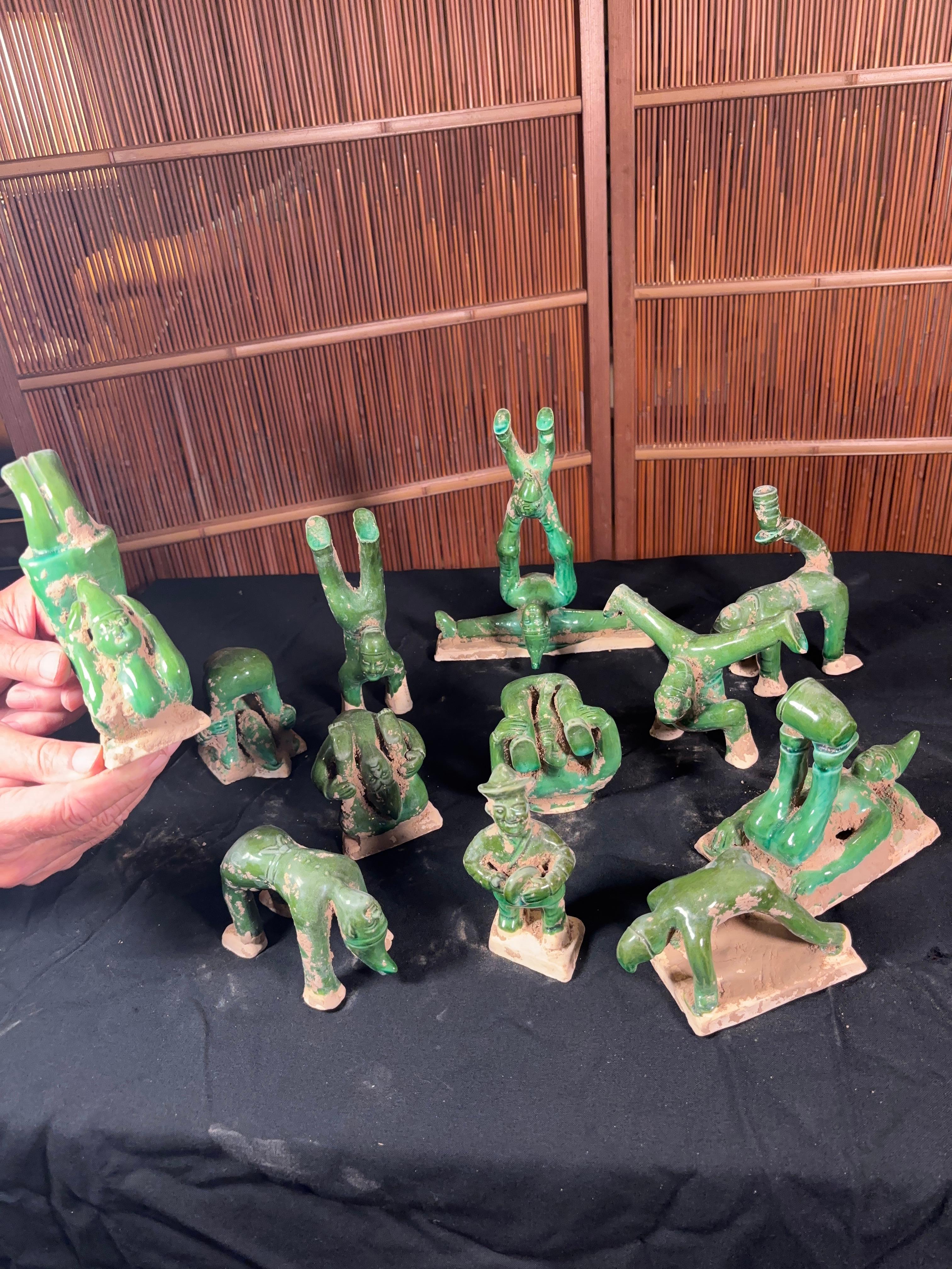 Collection de saltimbanques chinois de l'Antiquité, dynastie Ming 1368-1644 en vente 5