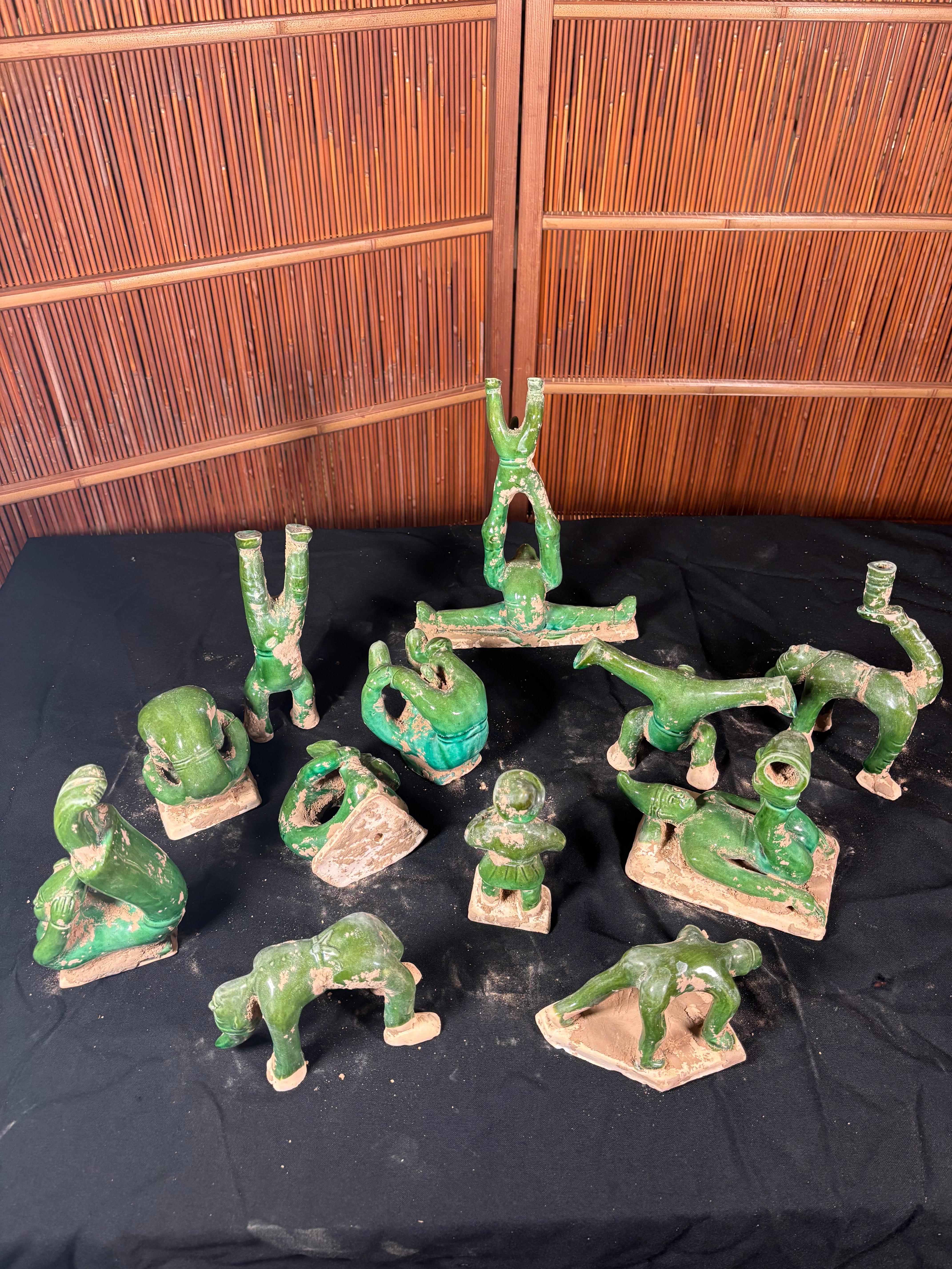 Collection de saltimbanques chinois de l'Antiquité, dynastie Ming 1368-1644 en vente 11