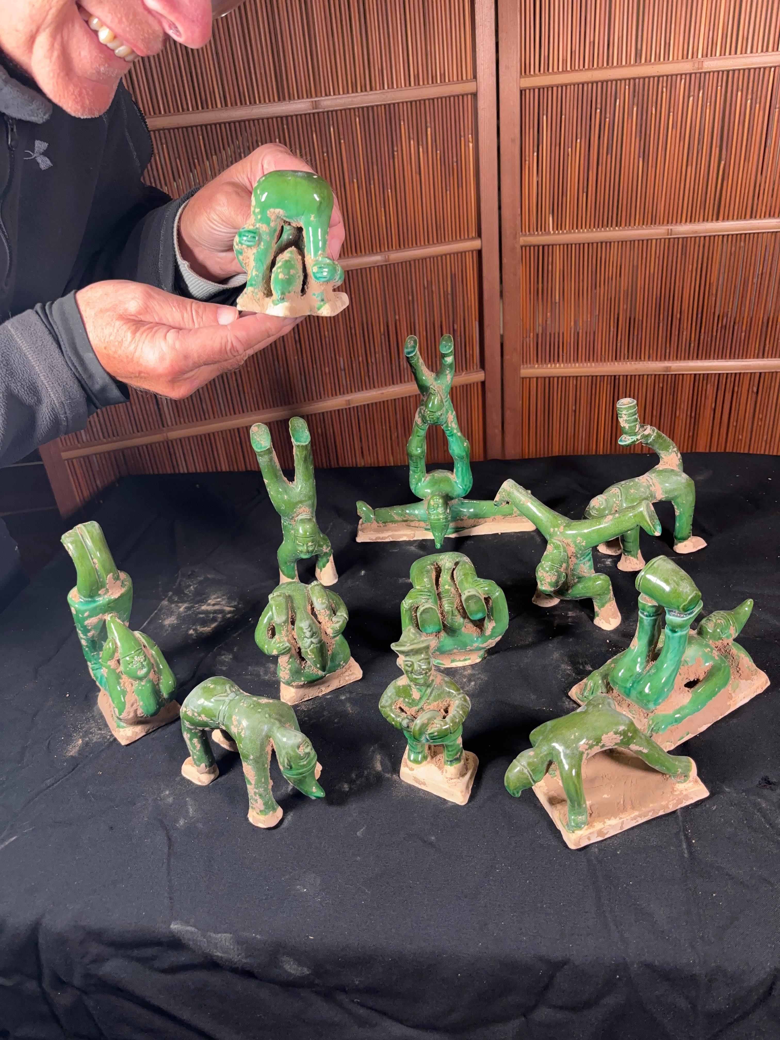 Ancienne collection chinoise de douze (12) artistes acrobatiques exécutant chacun un profil de torsion unique, certains avec des attributs de cymbales et de tambours, dynastie Ming 1368-1644. 

Incontournables Les figurines de tombes portant des