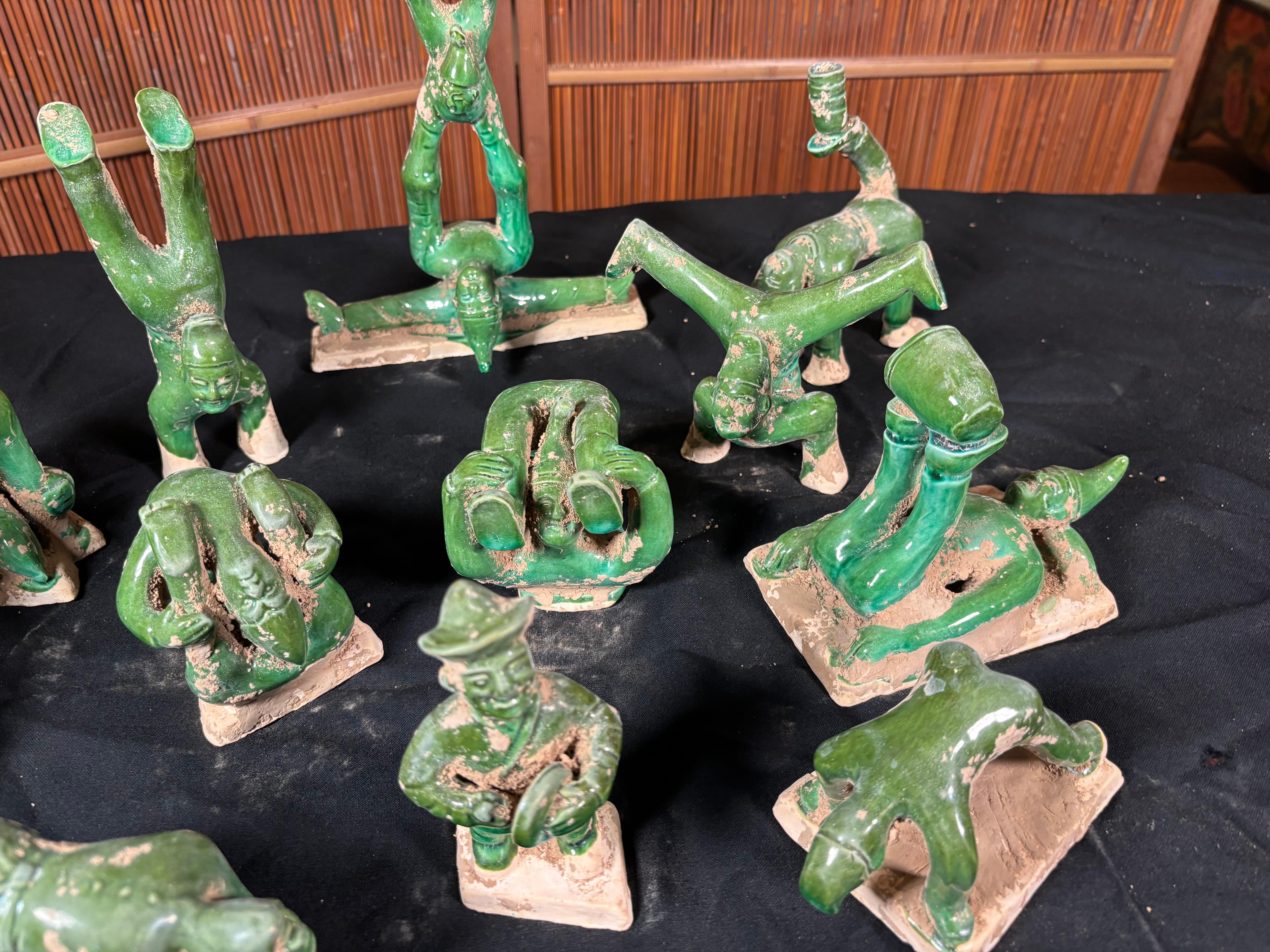 Céramique Collection de saltimbanques chinois de l'Antiquité, dynastie Ming 1368-1644 en vente