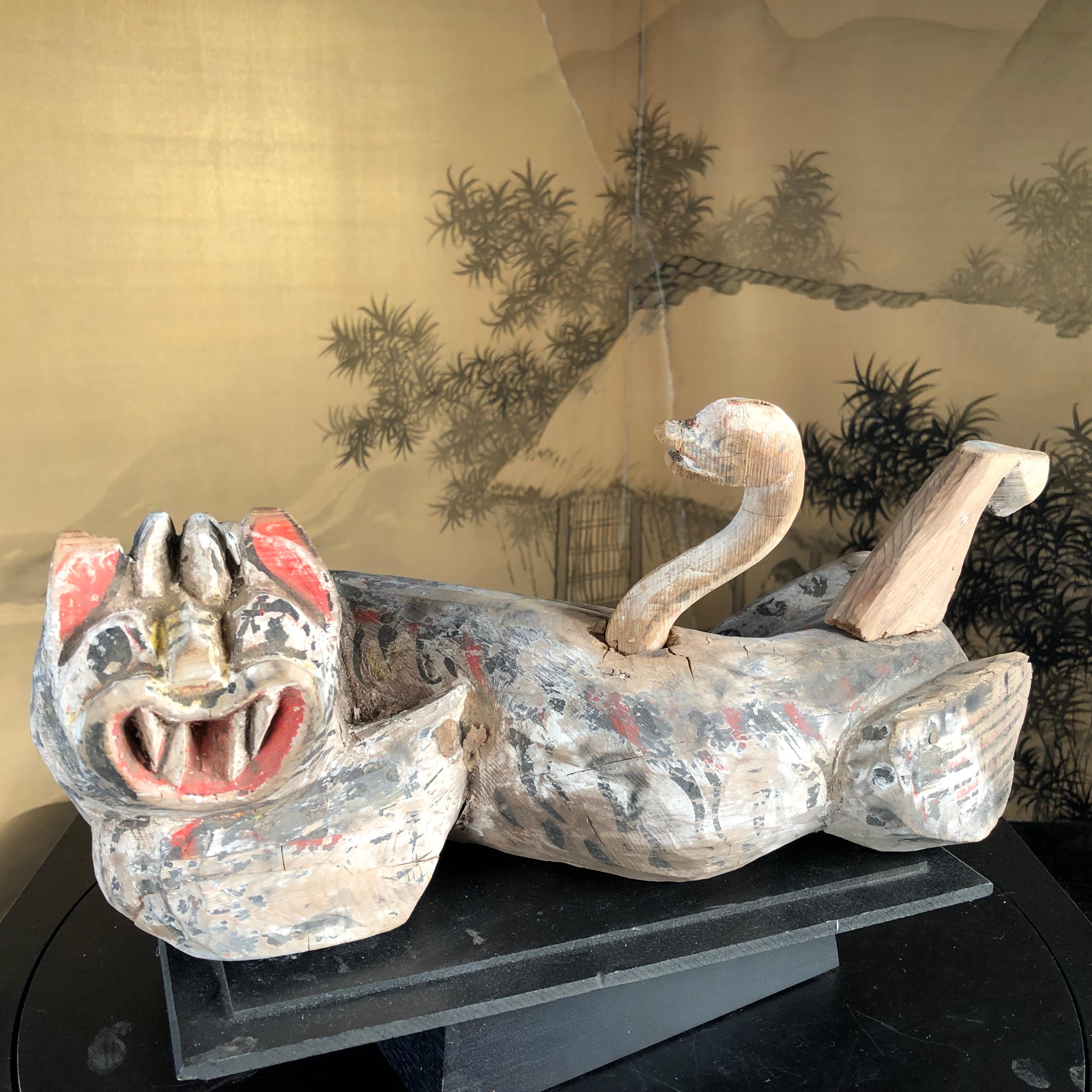 Chinesischer, antiker, handgeschnitzter Löwen- Guardian aus Holz (Handbemalt) im Angebot