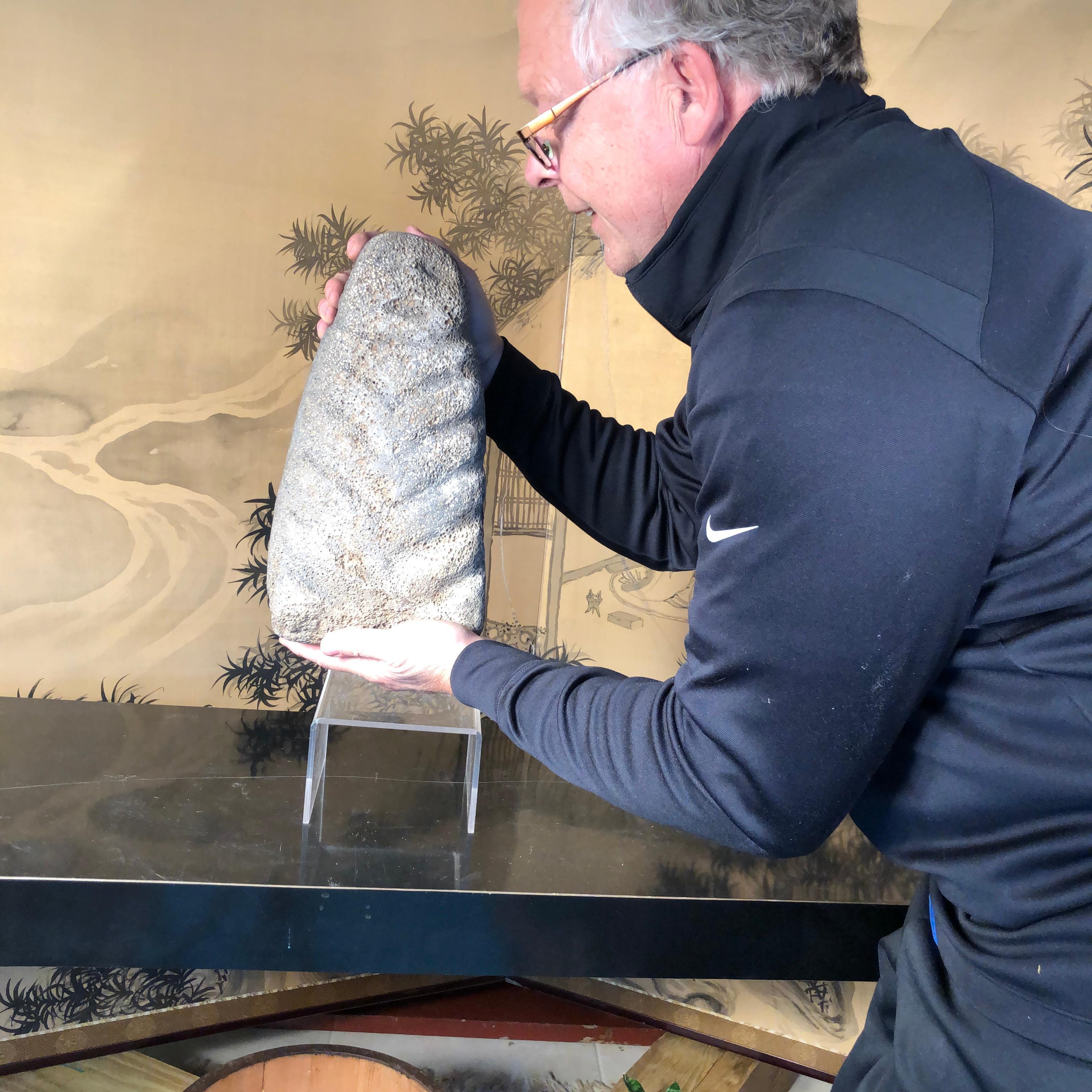 Chine, une belle effigie humaine archaïque sculptée à la main dans une pierre volcanique granuleuse de couleur gris moyen à gris foncé, avec six (6) sections en 