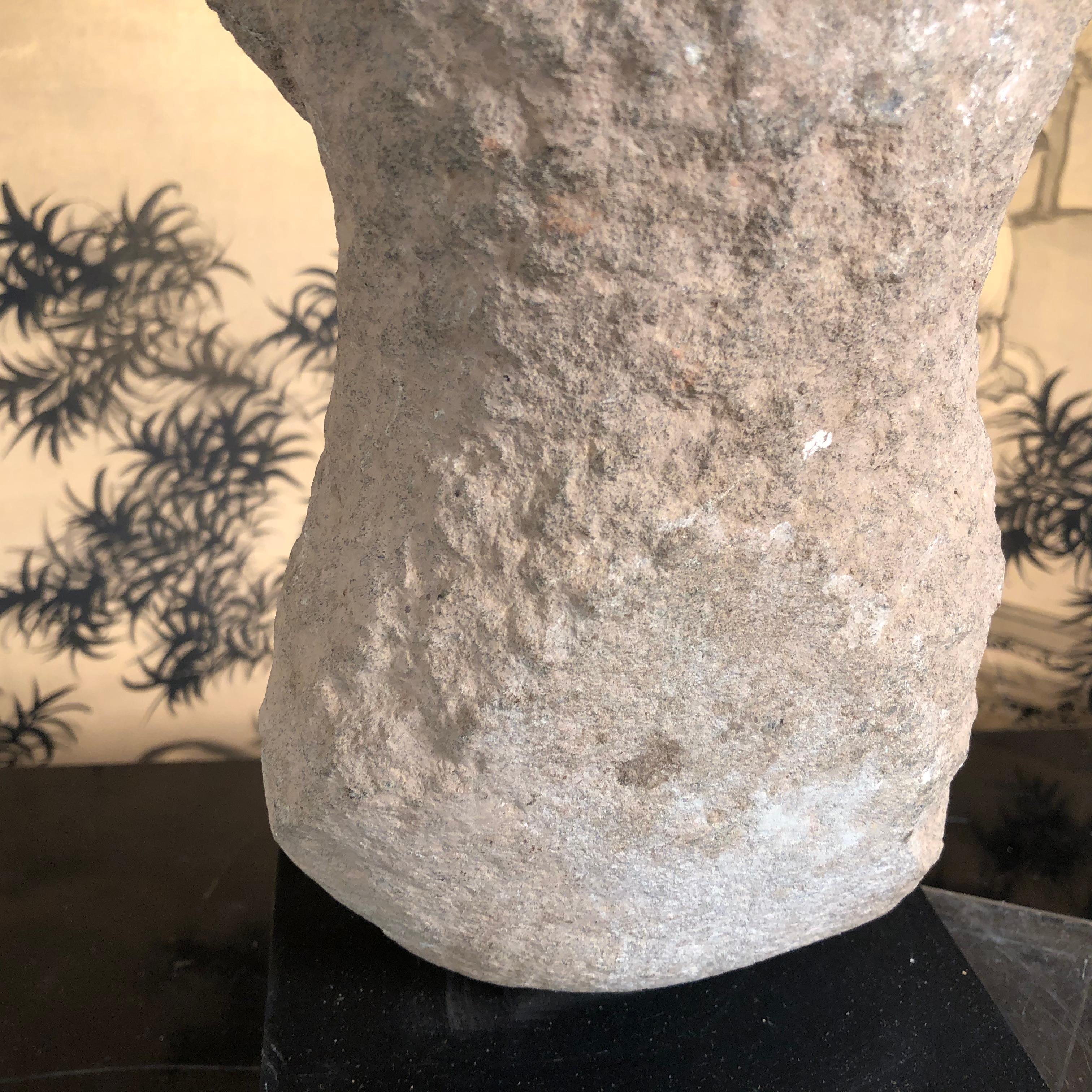 Figure masculine chinoise ancienne en pierre, 206 BC-220 ADS en vente 7