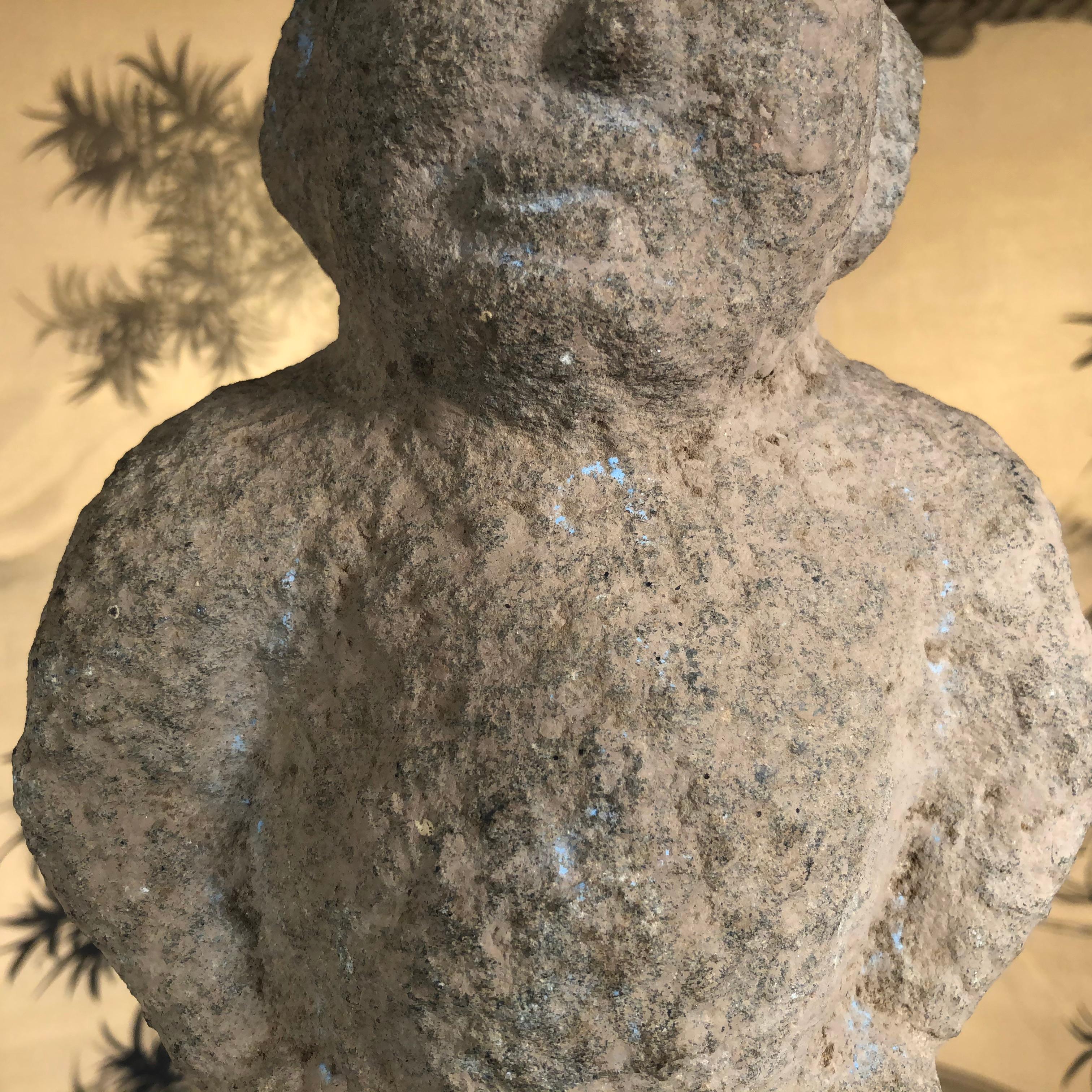 Chinesische männliche Figur aus Stein, 206 v. Chr. - 220 n. Chr. (Handbemalt) im Angebot