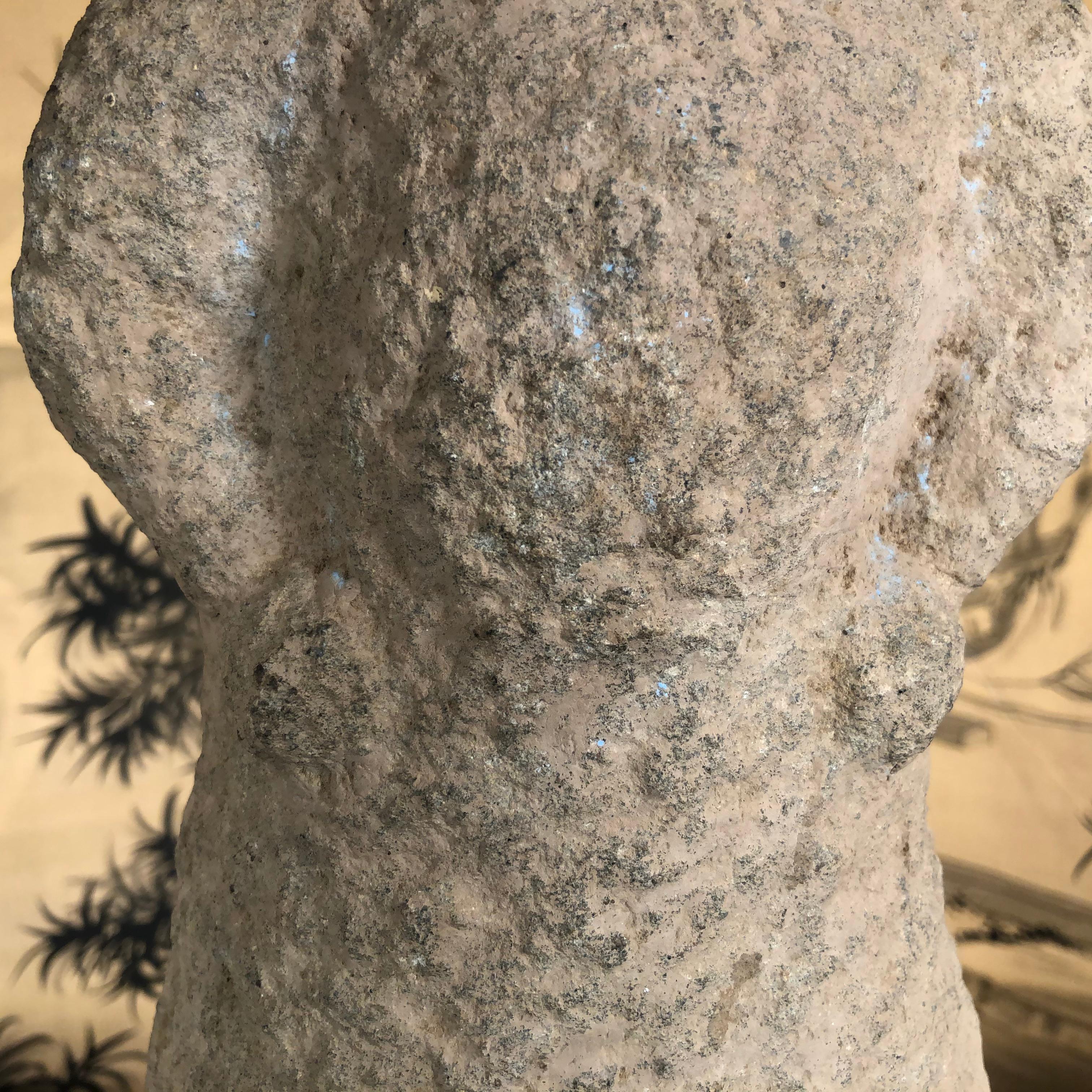 Sculpté à la main Figure masculine chinoise ancienne en pierre, 206 BC-220 ADS en vente