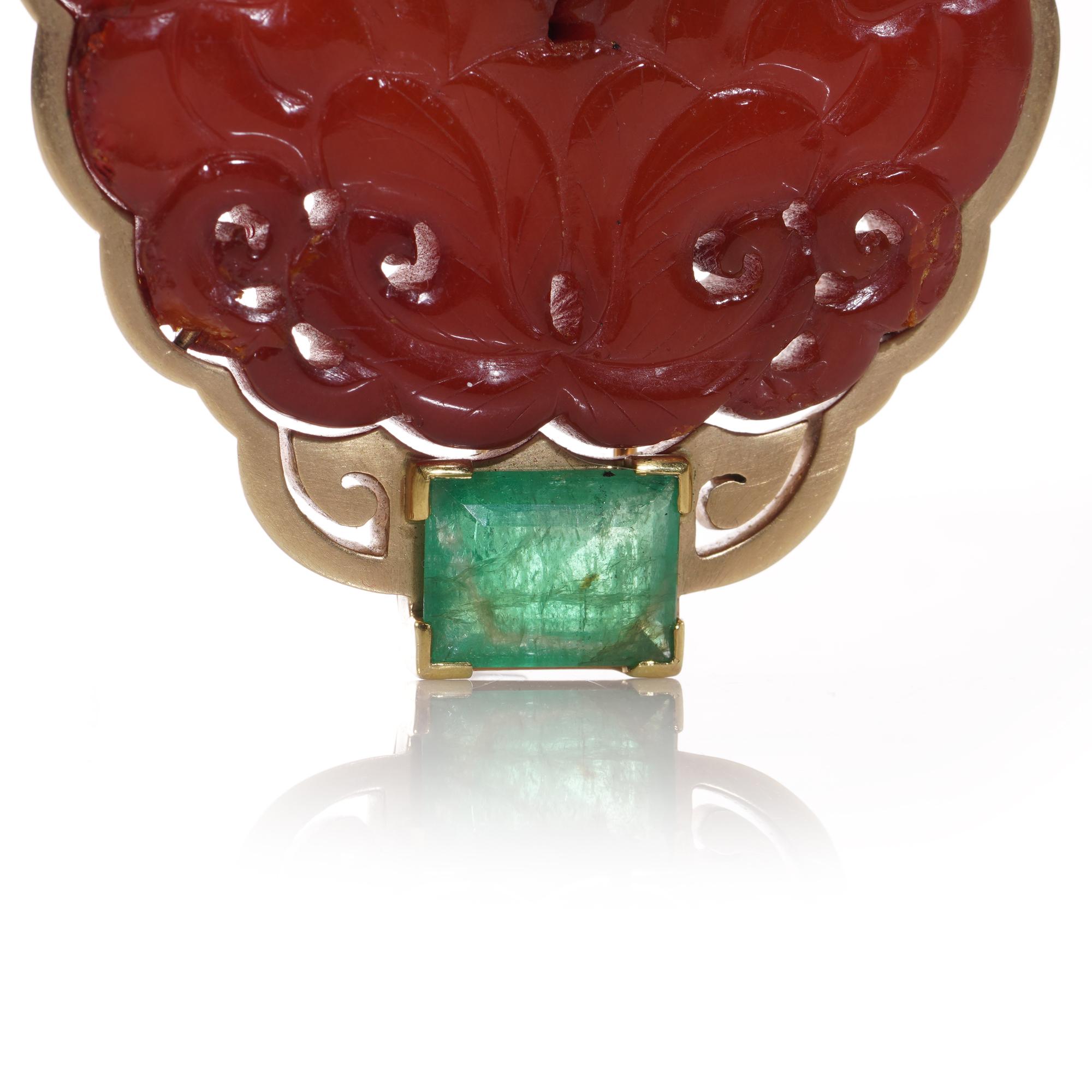 Chinese Antique 14kt. Gold Amber Clip Brooch with Colombian Emeralds In Good Condition For Sale In Braintree, GB