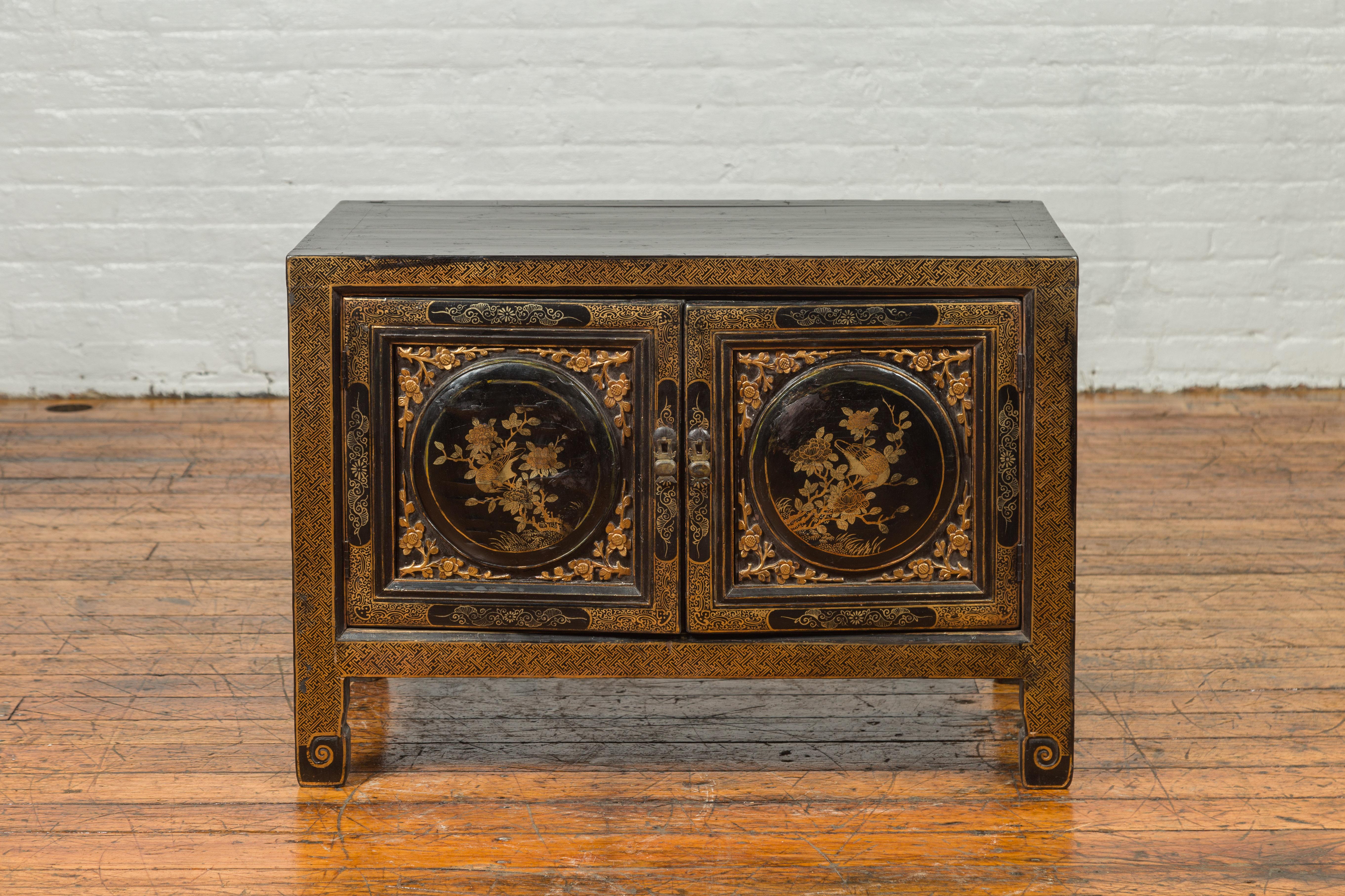 A Chinese antique black and gold lacquer cabinet from the 19th century, with floral and bird décor. Is it the exquisite contrast of colors between the gold and black tones or the delicacy of the motifs that immediately attracts our eyes? A simple