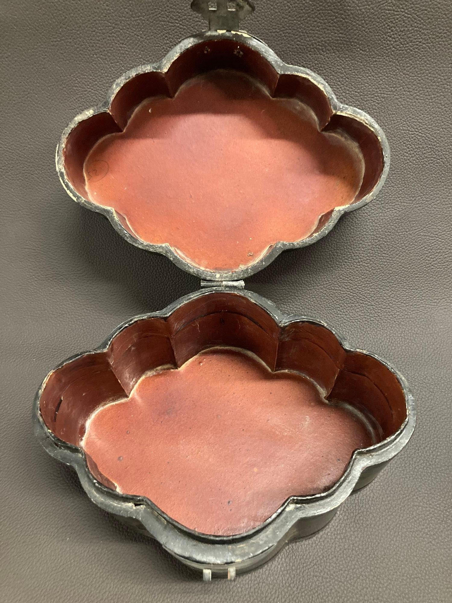 Caja china antigua con tapa lacada en negro y pintada en dorado Años 40 en venta 3