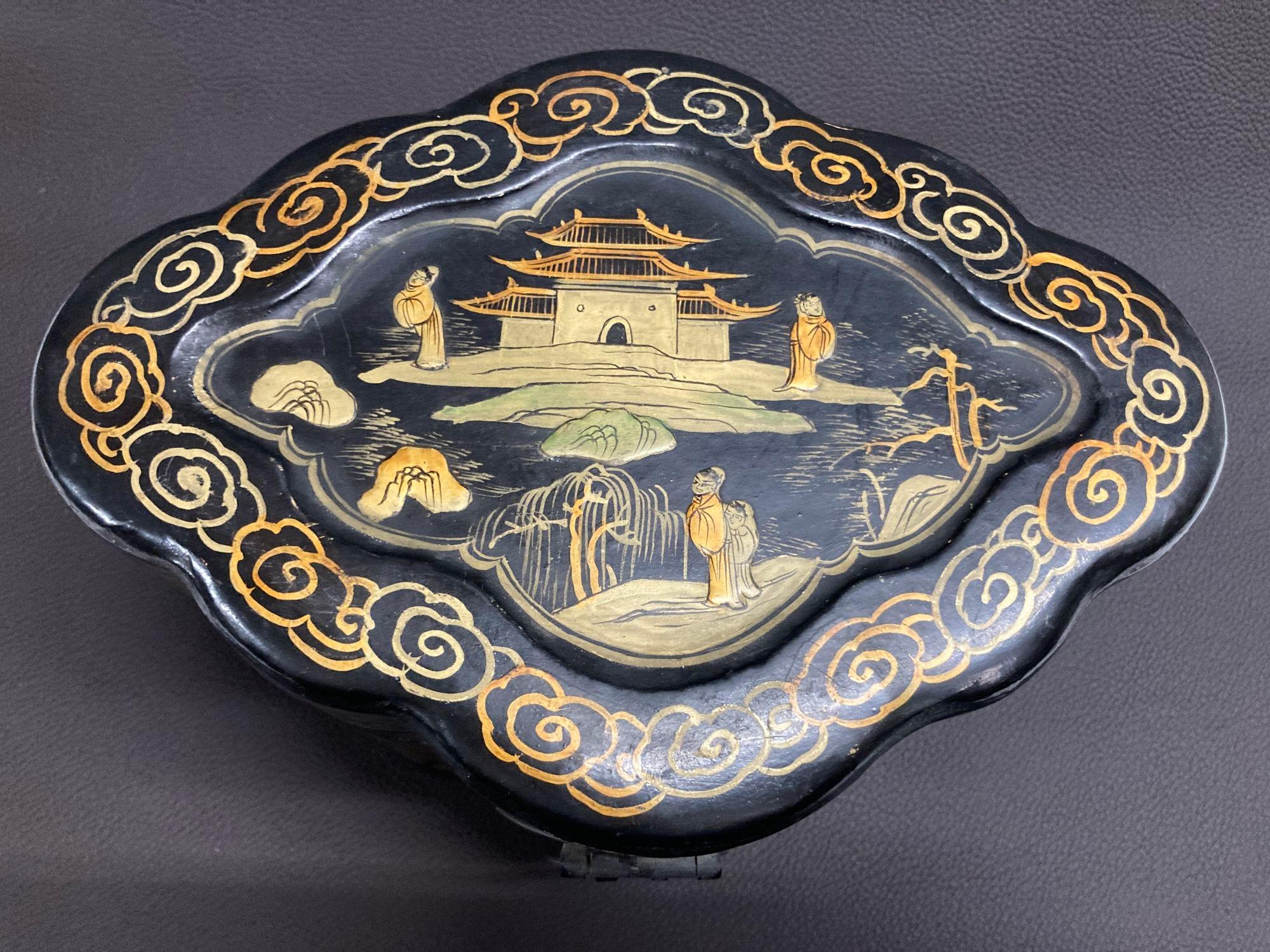 Antigua Caja Oriental China de Exportación Lacada en Negro Pintada en Dorado Década de 1940.
Gran caja de té china asiática lacada en negro con numerosas figuras y detalles dorados.
Caja de la Chinoiserie lacada en negro y pintada de dorado,