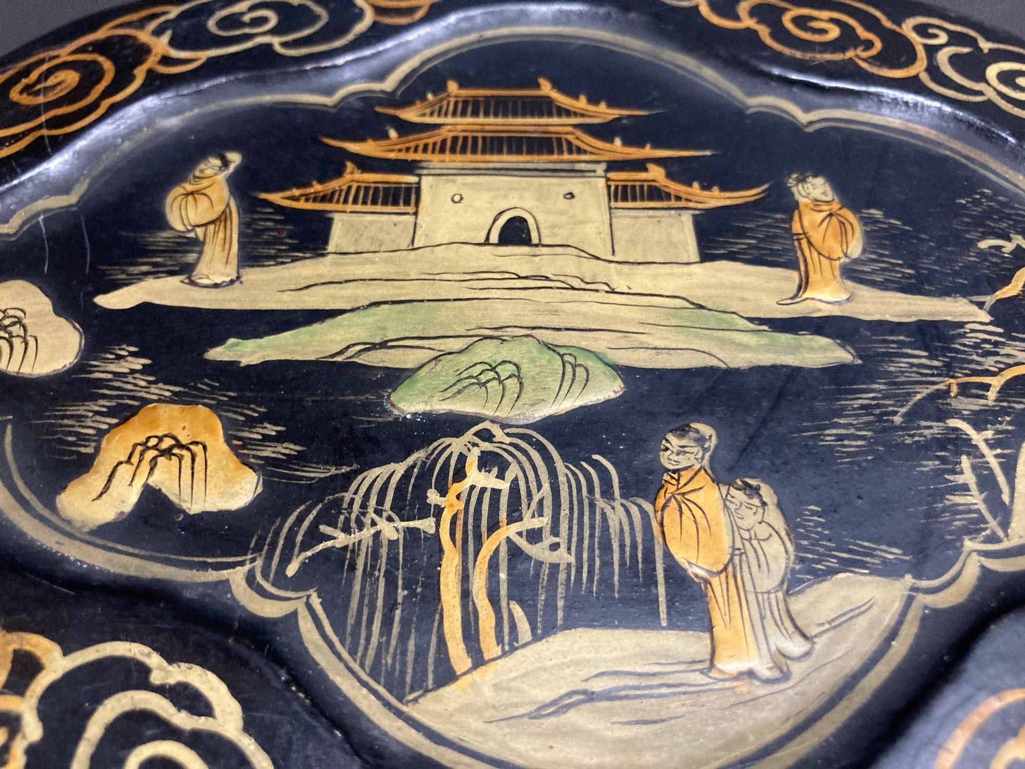 Caja china antigua con tapa lacada en negro y pintada en dorado Años 40 Chinoiserie en venta