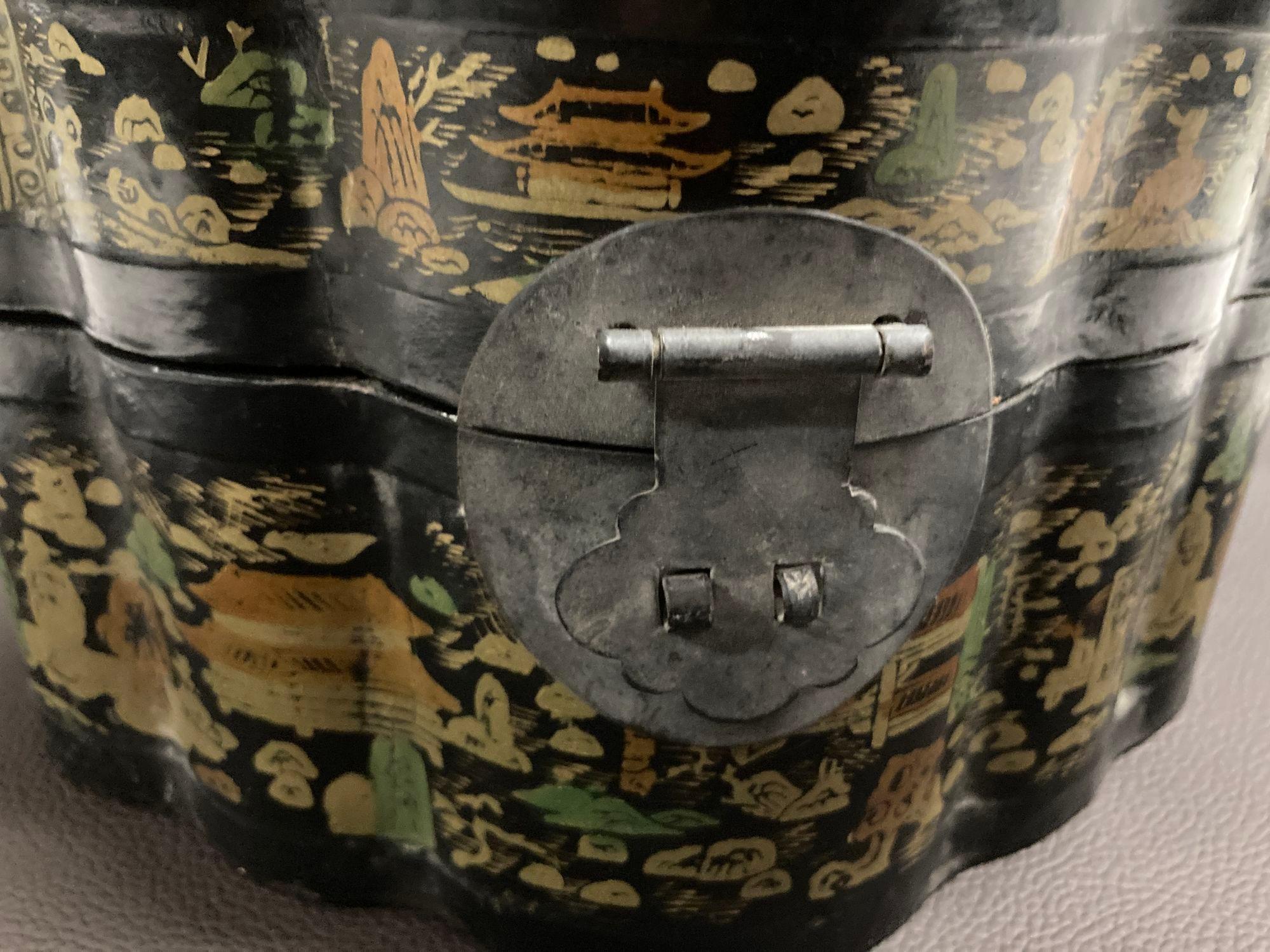Caja china antigua con tapa lacada en negro y pintada en dorado Años 40 Hecho a mano en venta