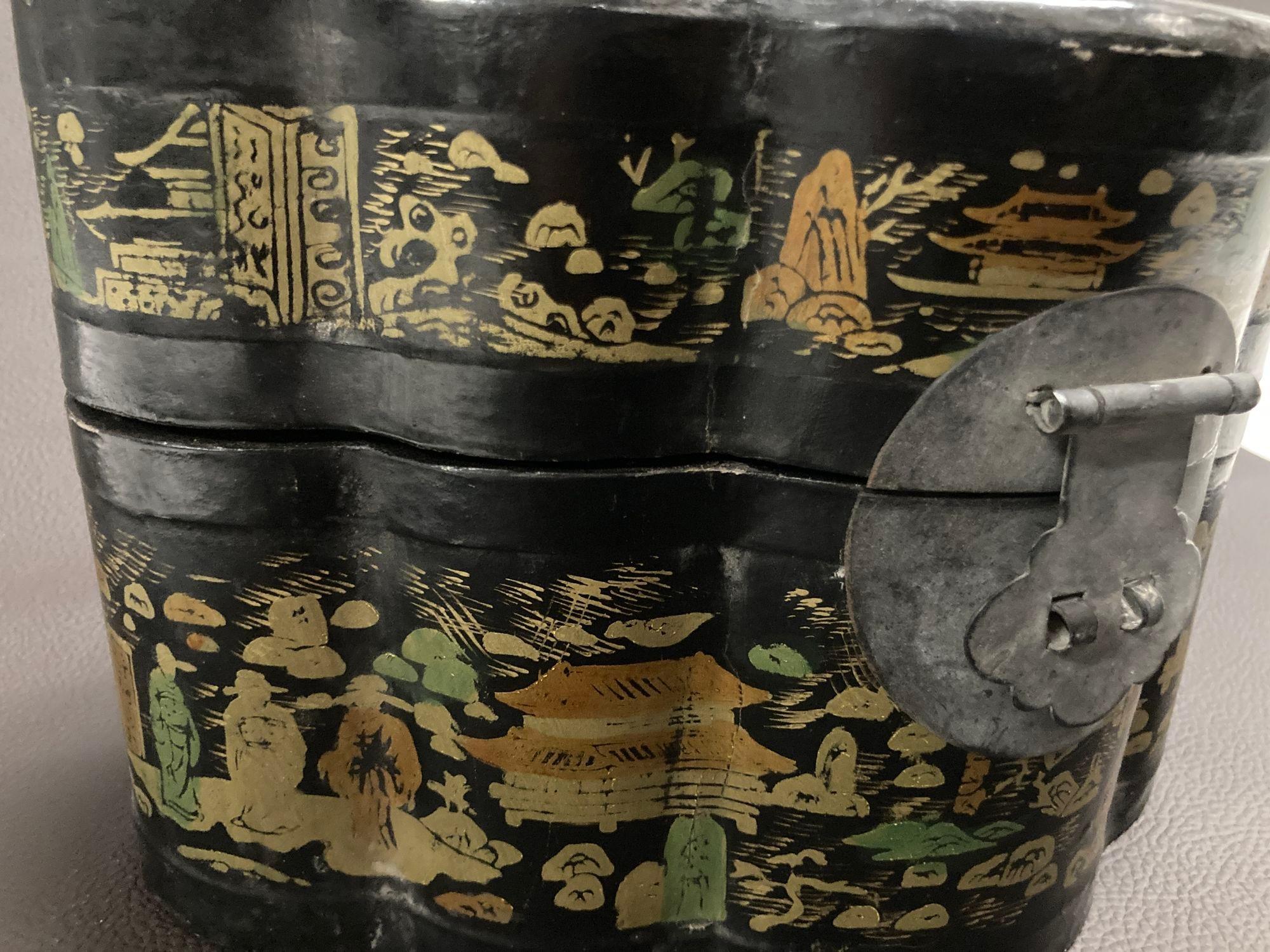 Caja china antigua con tapa lacada en negro y pintada en dorado Años 40 en Bueno estado para la venta en North Hollywood, CA