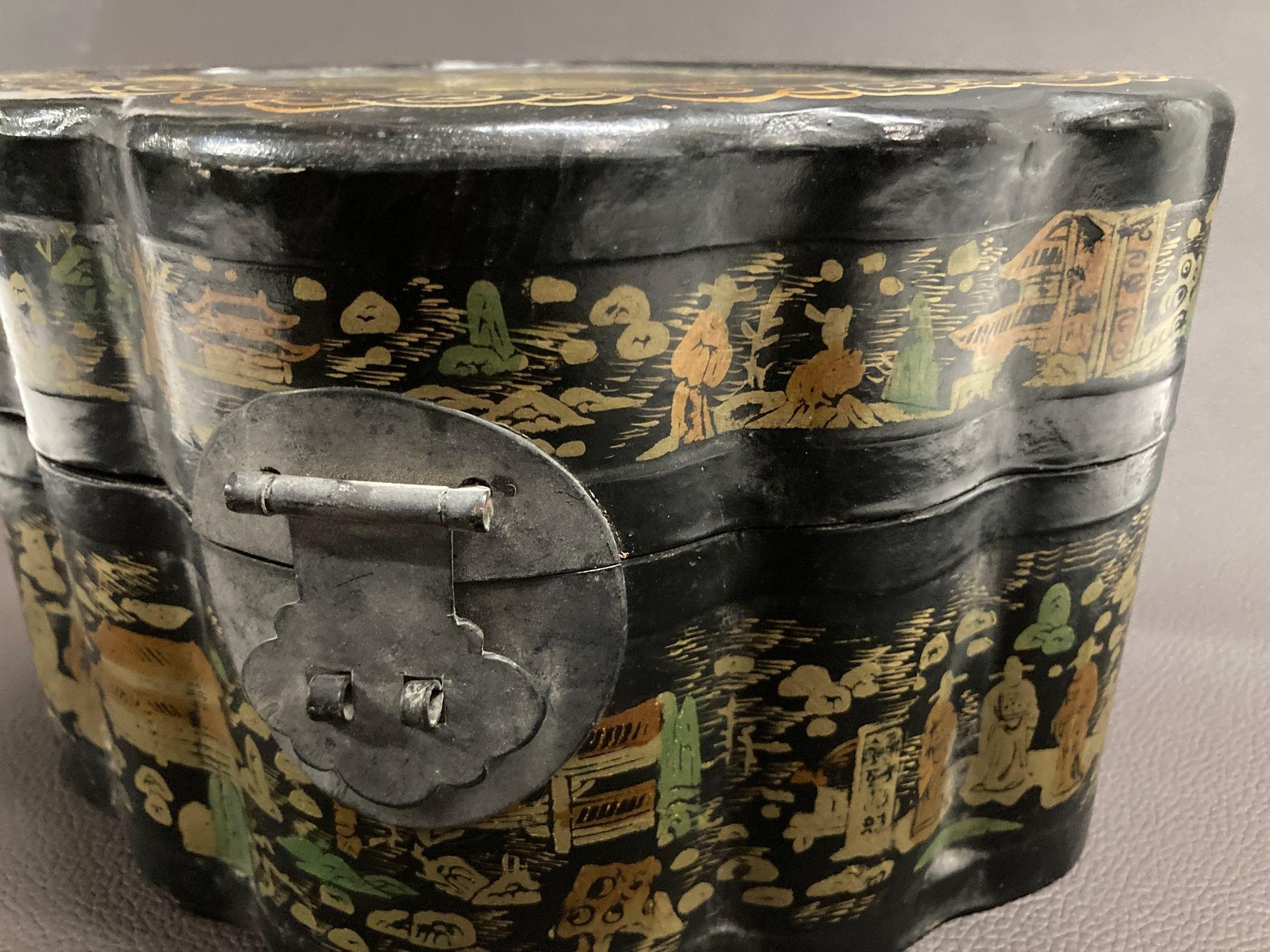Caja china antigua con tapa lacada en negro y pintada en dorado Años 40 siglo XX en venta
