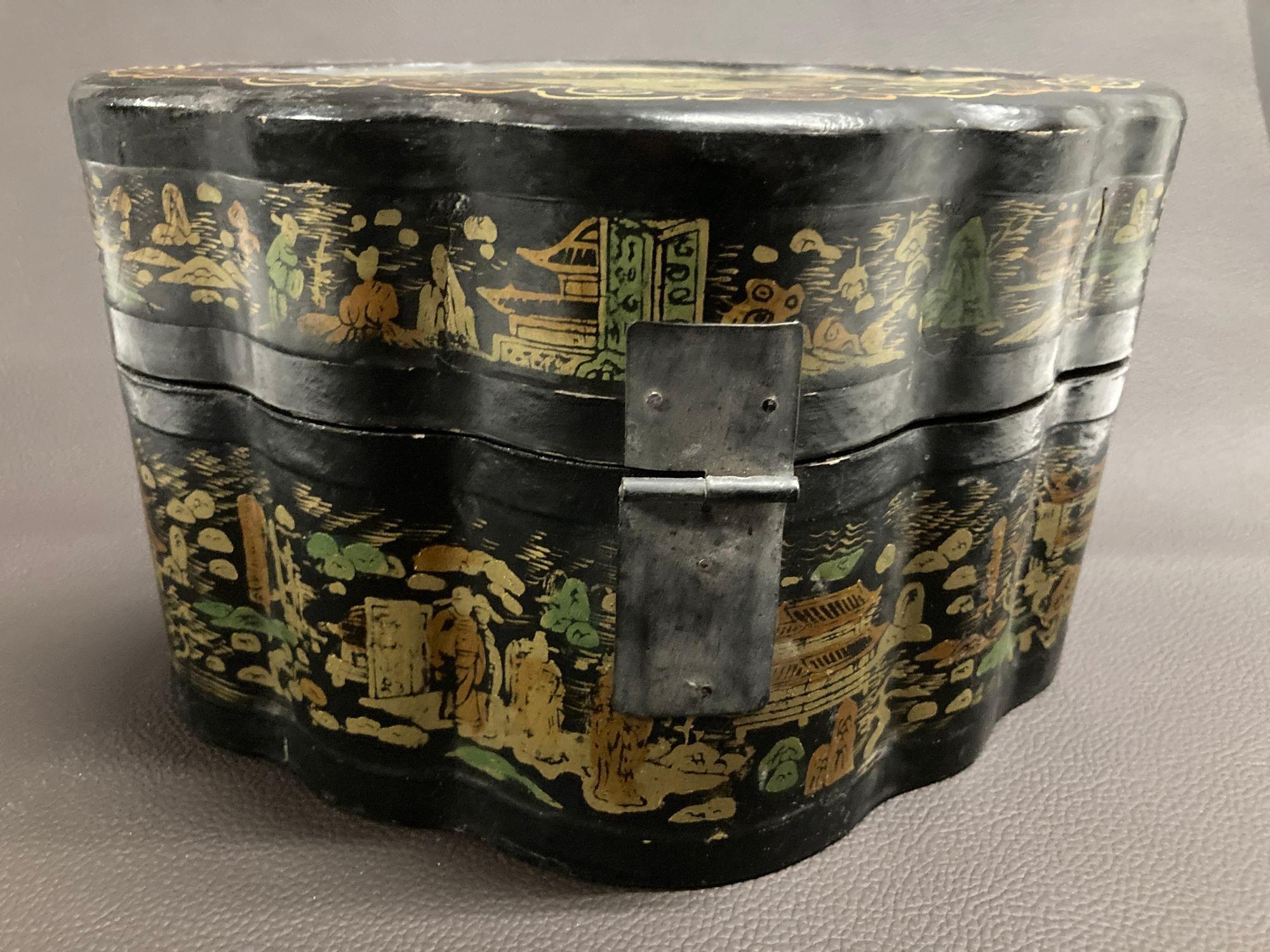 Caja china antigua con tapa lacada en negro y pintada en dorado Años 40 Madera dorada en venta
