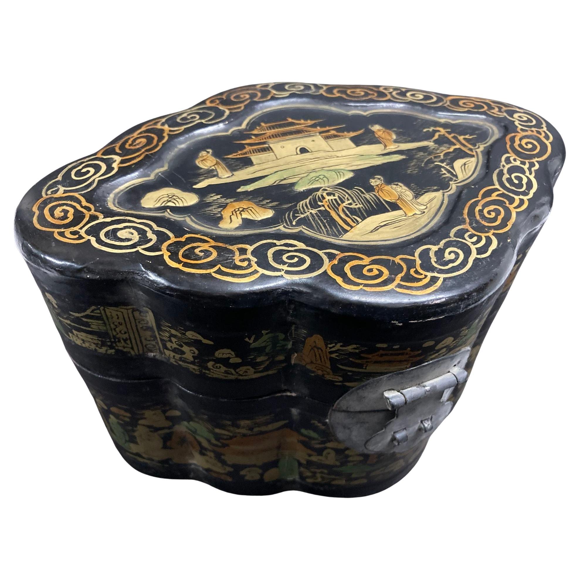 Caja china antigua con tapa lacada en negro y pintada en dorado Años 40