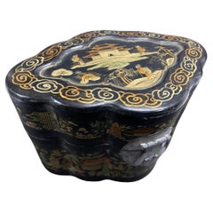 Caja china antigua con tapa lacada en negro y pintada en dorado Años 40
