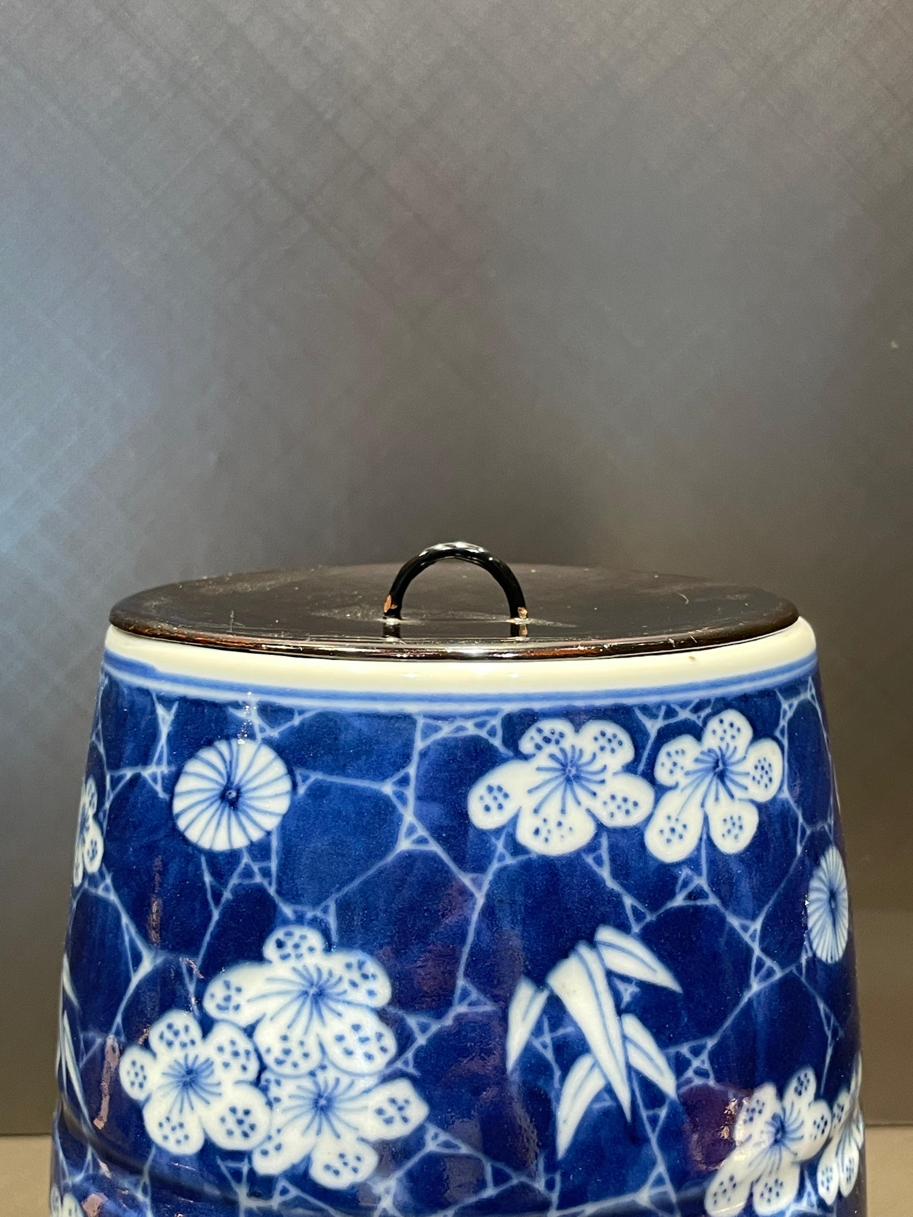 Assumed to be used as a container of fresh water for replenishing the kettle and rising bowls at tea ceremony. With the pattern of Ice Clack, Bamboo and Pine Tree and Plum Blossom design. The cute pattern that evokes a sense of nostalgia is