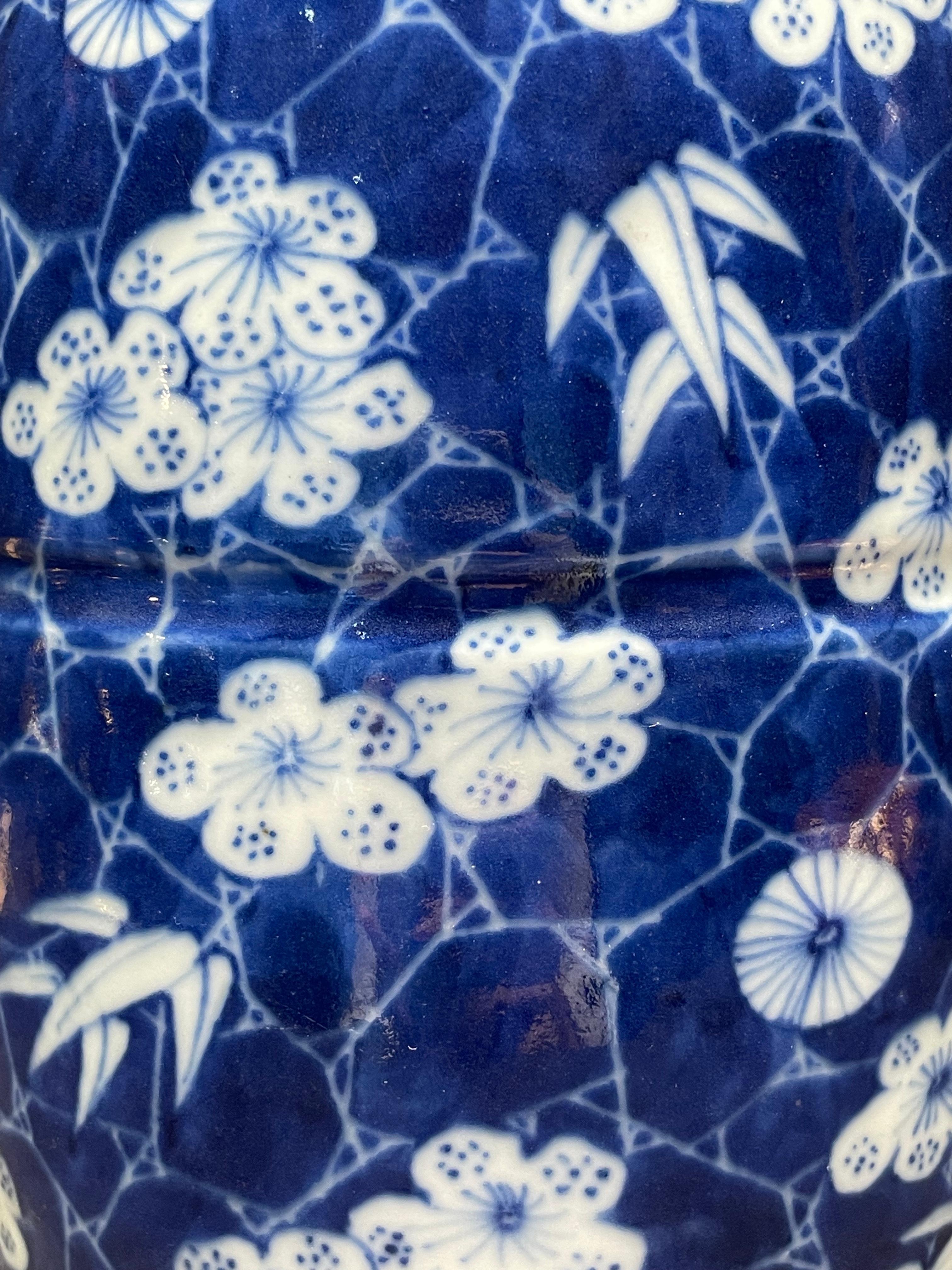 Peint à la main Ancienne Chine bleue et blanche, période Qing en vente