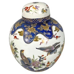 Vaso cinese antico in porcellana bianca e blu con decorazioni floreali, 1800