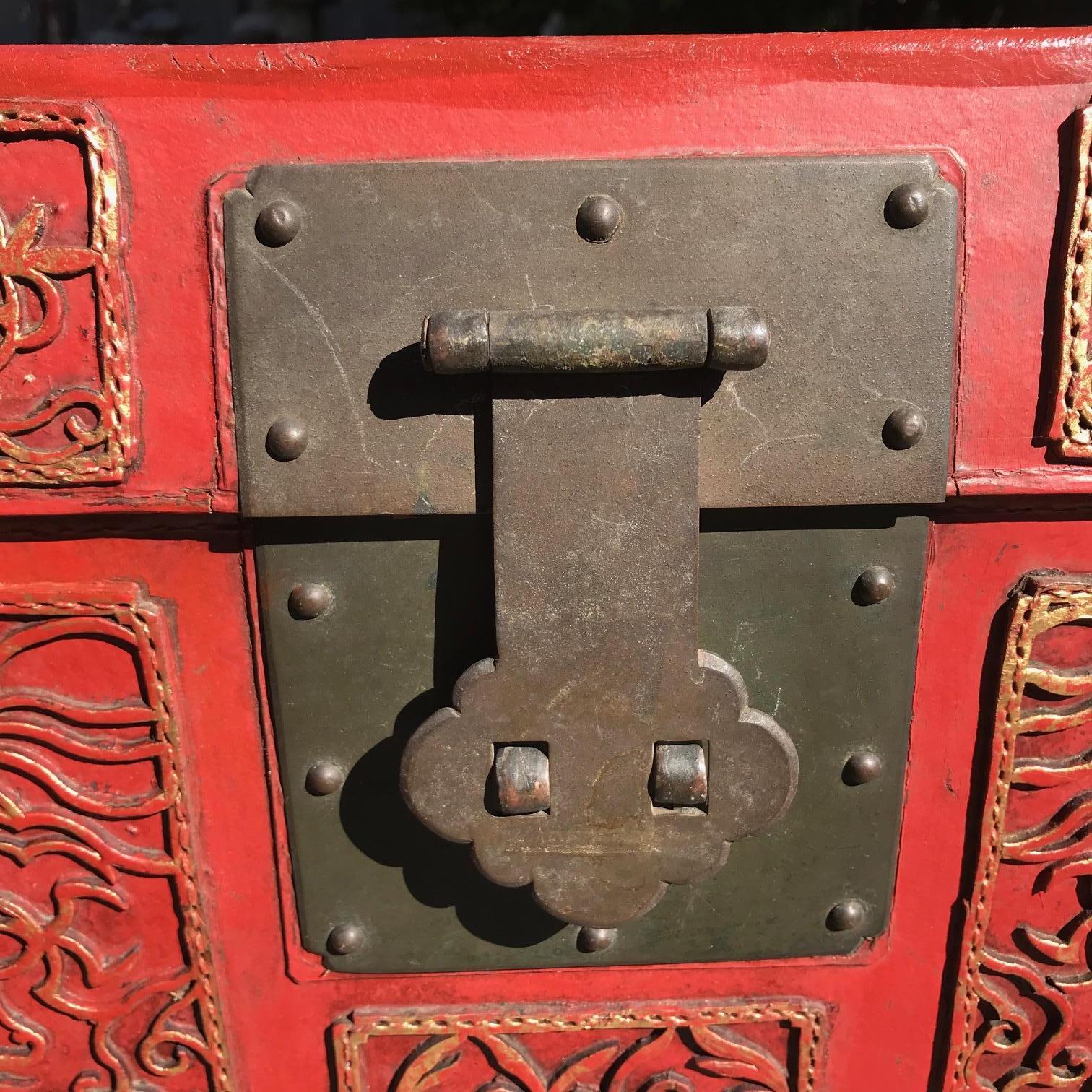 Chinese Antique Brilliant Red Lucky Leather Storage Trunk, Qing Dynasty In Good Condition In South Burlington, VT
