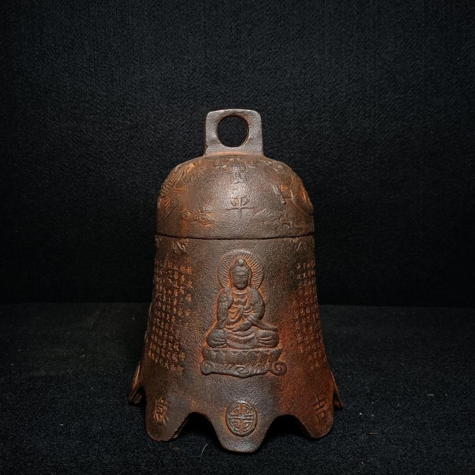 A beautifully decorated hanging bell made of bronze casting.
Although it is small, it has a detailed design, such as dragon, phoenix, Buddhas and characters.
Probably a hanging bell from the Qing period.
There were no major scratches.
Also, it makes