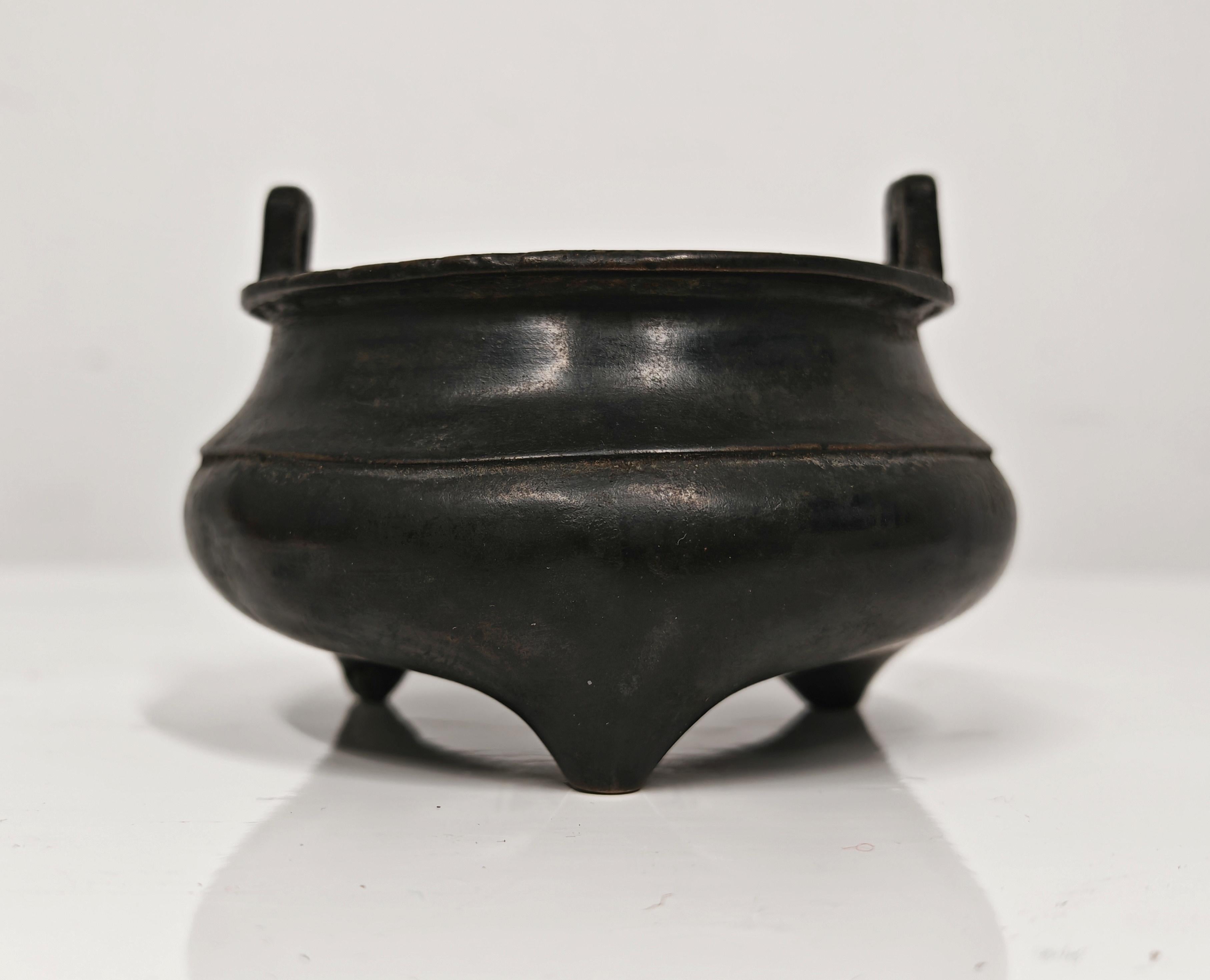 In questa inserzione troverai un antico incensiere cinese in miniatura a 