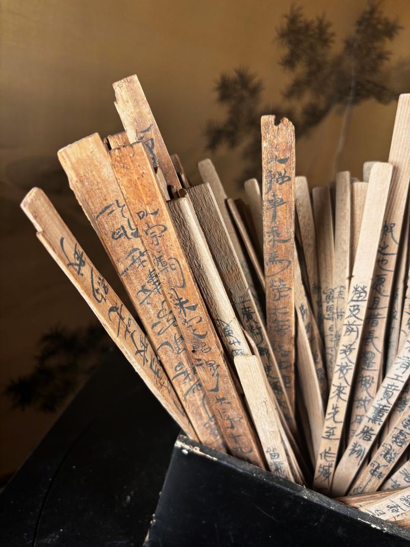 Chinese Antique Cache 98 Bamboo Wood Calligraphy Slips, Collectors Find In Good Condition For Sale In South Burlington, VT
