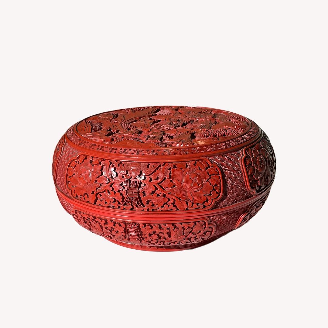 Chinesische antike chinesische Cinnabar-Lack-Dose mit acht Einsiedler-Design, Qing-Periode (Qing-Dynastie) im Angebot