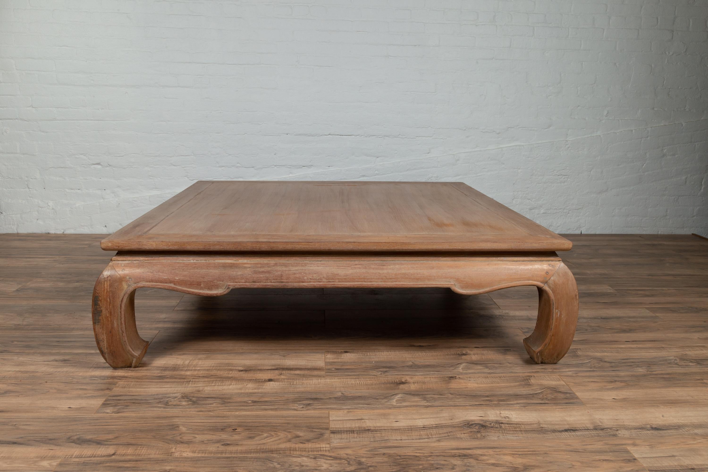 Chinese Antique Coffee Table with Natural Patina, Bulging Legs and Waisted Apron 2