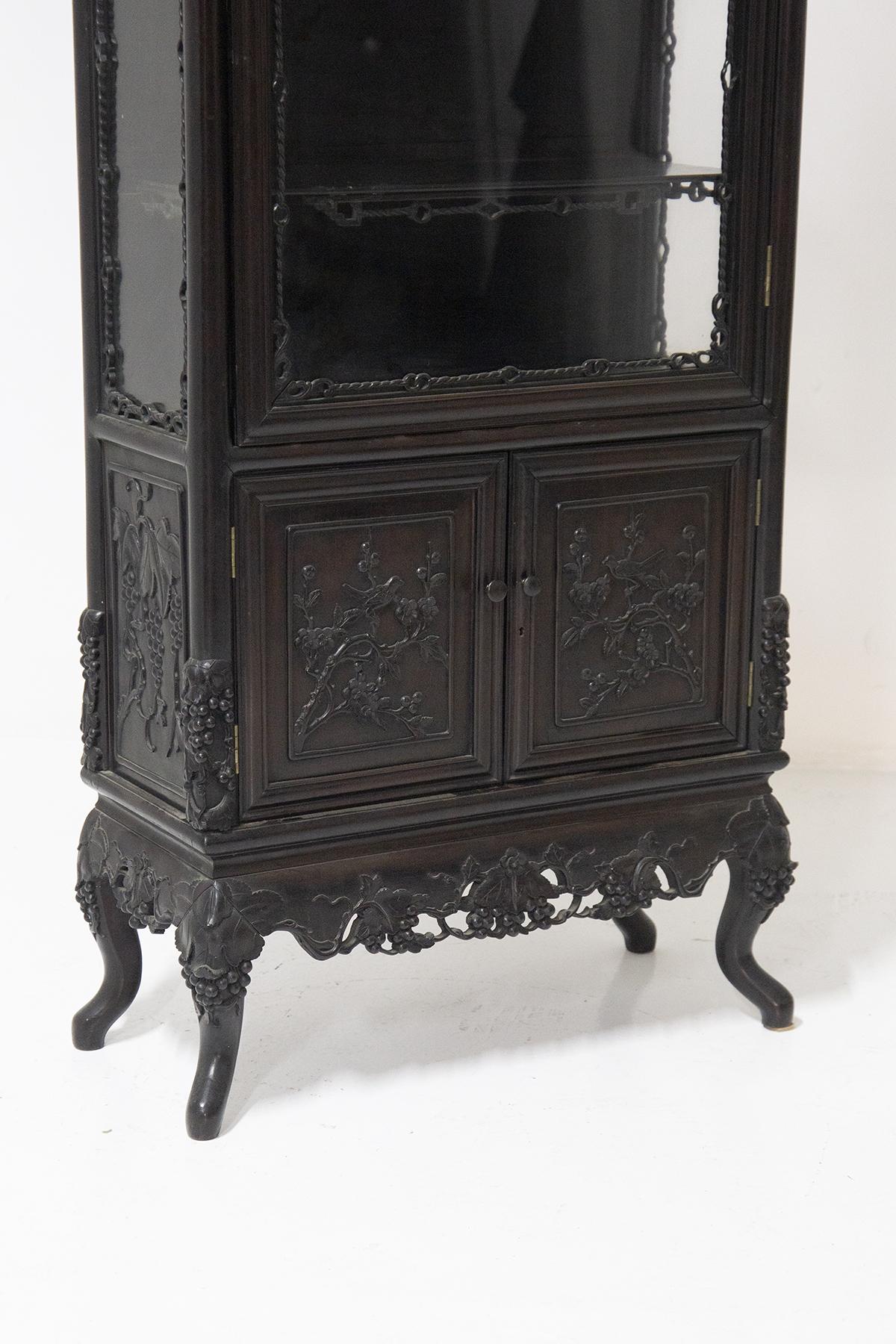 Gorgeous antique showcase of fine French manufacture, created for English colonists, belonging to the 1800s.
This stunning display case is made entirely of a very fine dark wood, fabulously crafted and embellished.
There are 4 feet to support the