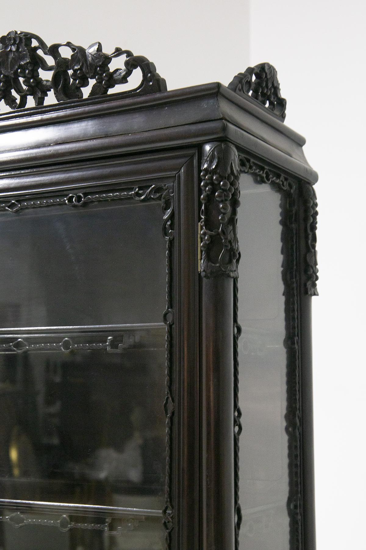 Chinese Antique Colonial Showcase in Fine Wood In Good Condition For Sale In Milano, IT