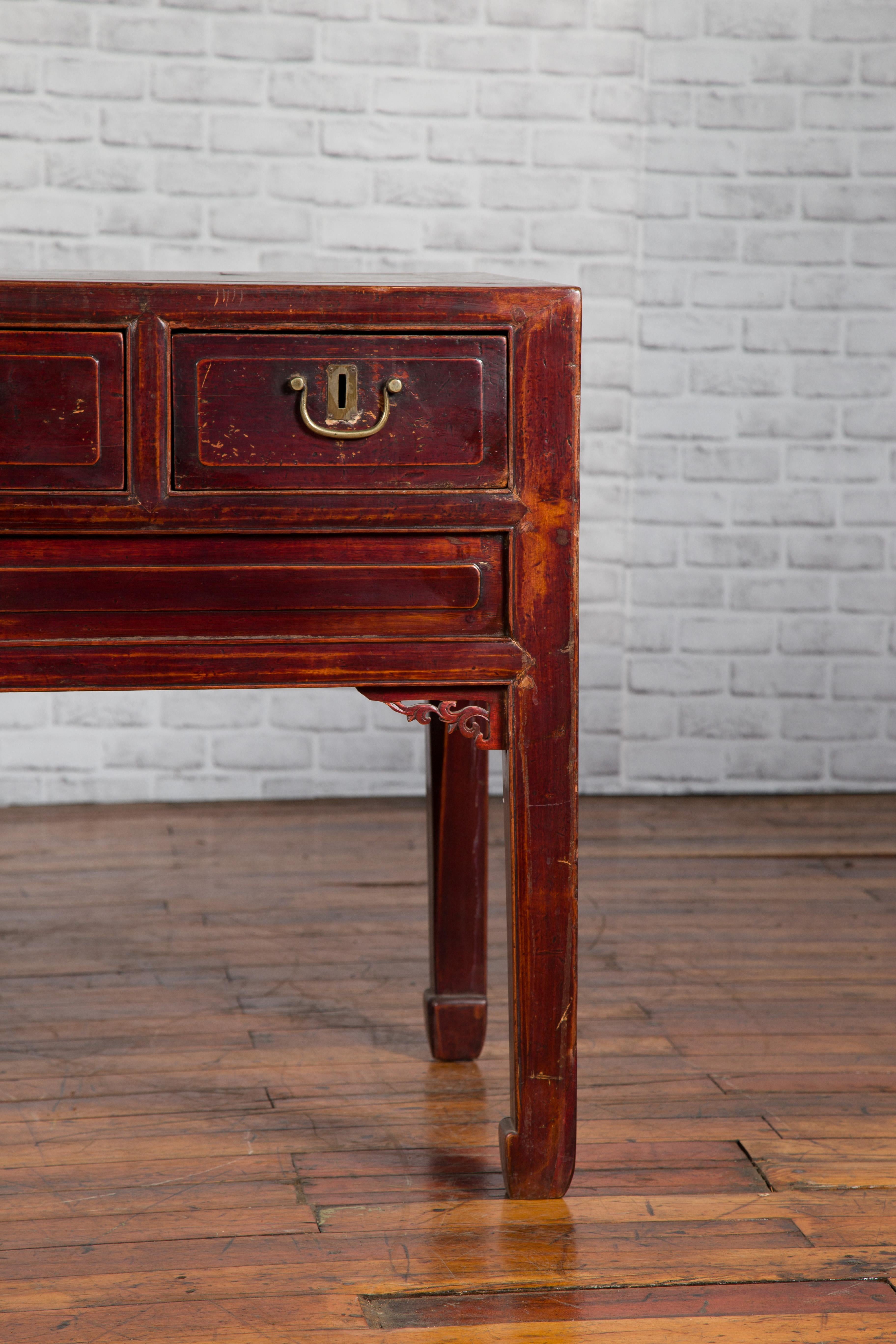 Konsolentisch aus der Qing Dynasty mit Schubladen und geschnitzten Zwickeln, Anfang 20. (Holz) im Angebot