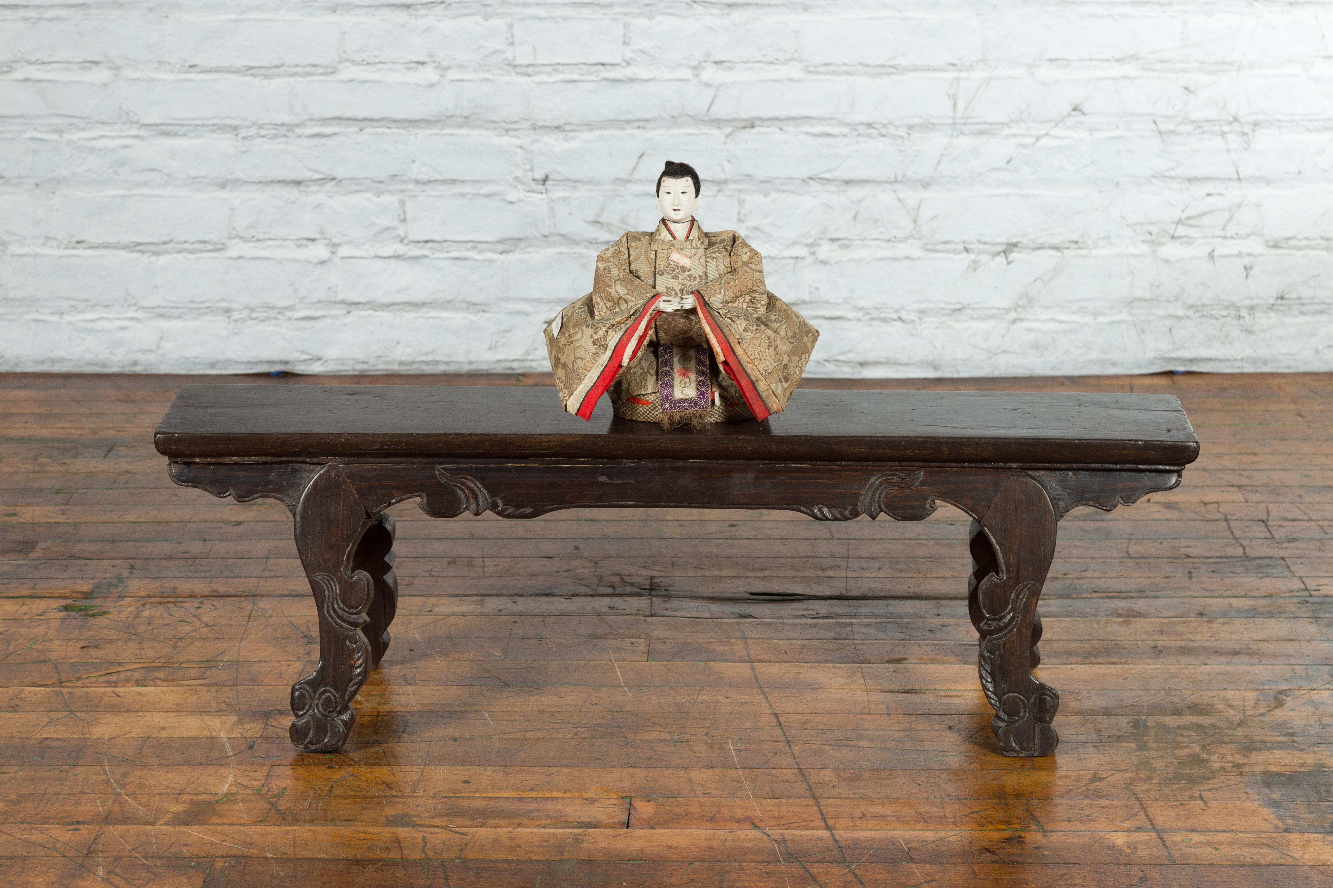 20th Century Chinese Antique Dark Brown Lacquered Low Display Table with Carved Legs For Sale