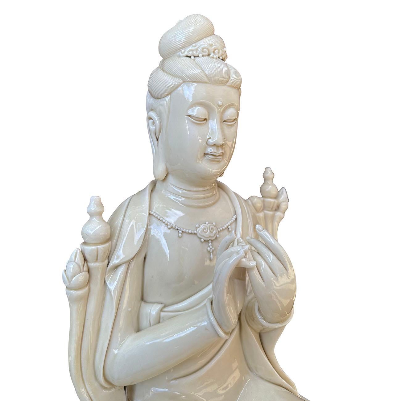Chinese Antique De Hua Porcelain Kwan Yin Statuary In Good Condition For Sale In Pomona, CA