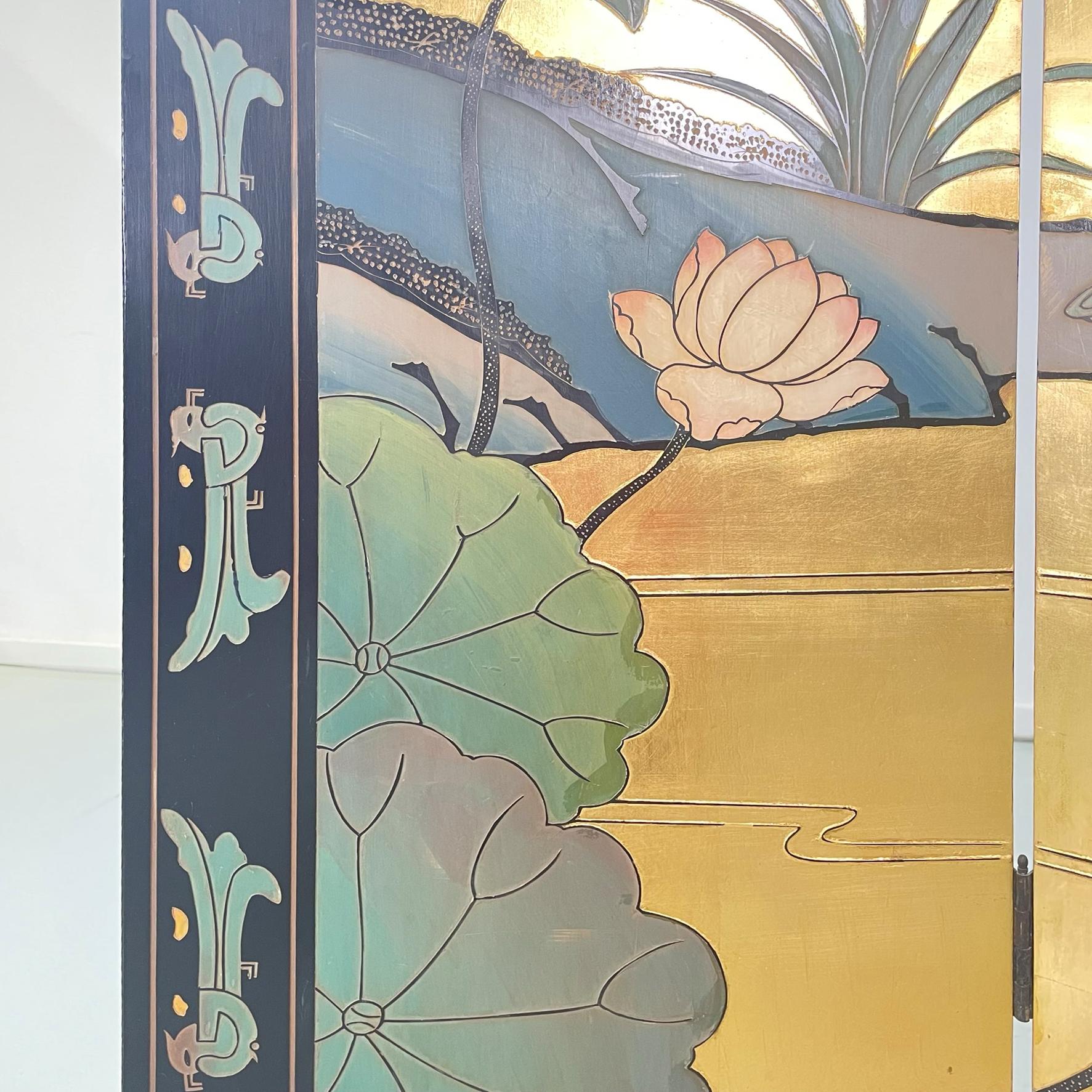 Chinese antique Decorated 4-door wooden screen with gold leaf, 1900-1950s In Good Condition In MIlano, IT