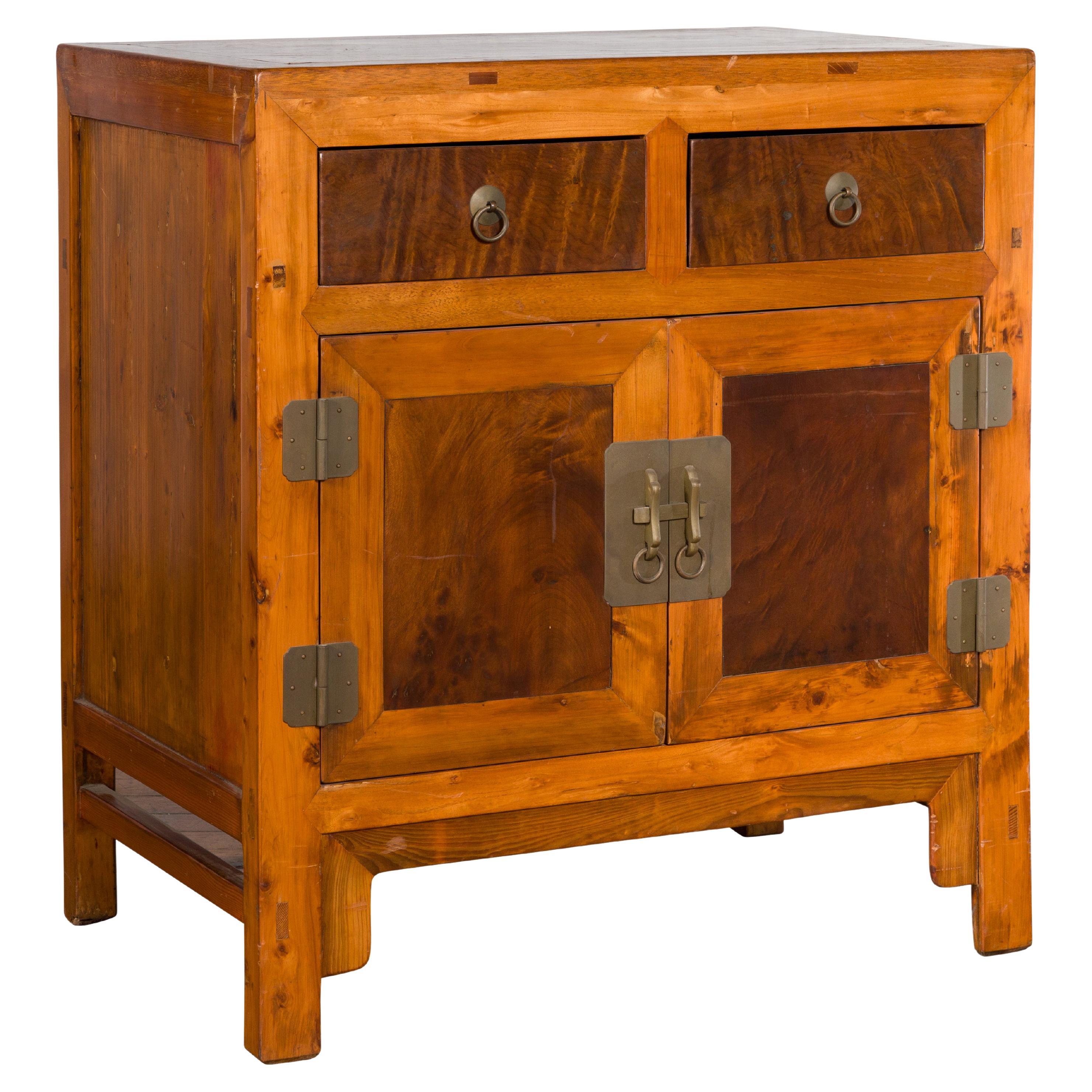 Meuble de rangement d'appoint chinois ancien en orme et bois de ronce bicolore avec portes et tiroirs