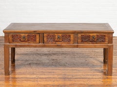 Table basse chinoise ancienne en orme avec tiroirs sculptés de fleurs et pieds en sabot de cheval