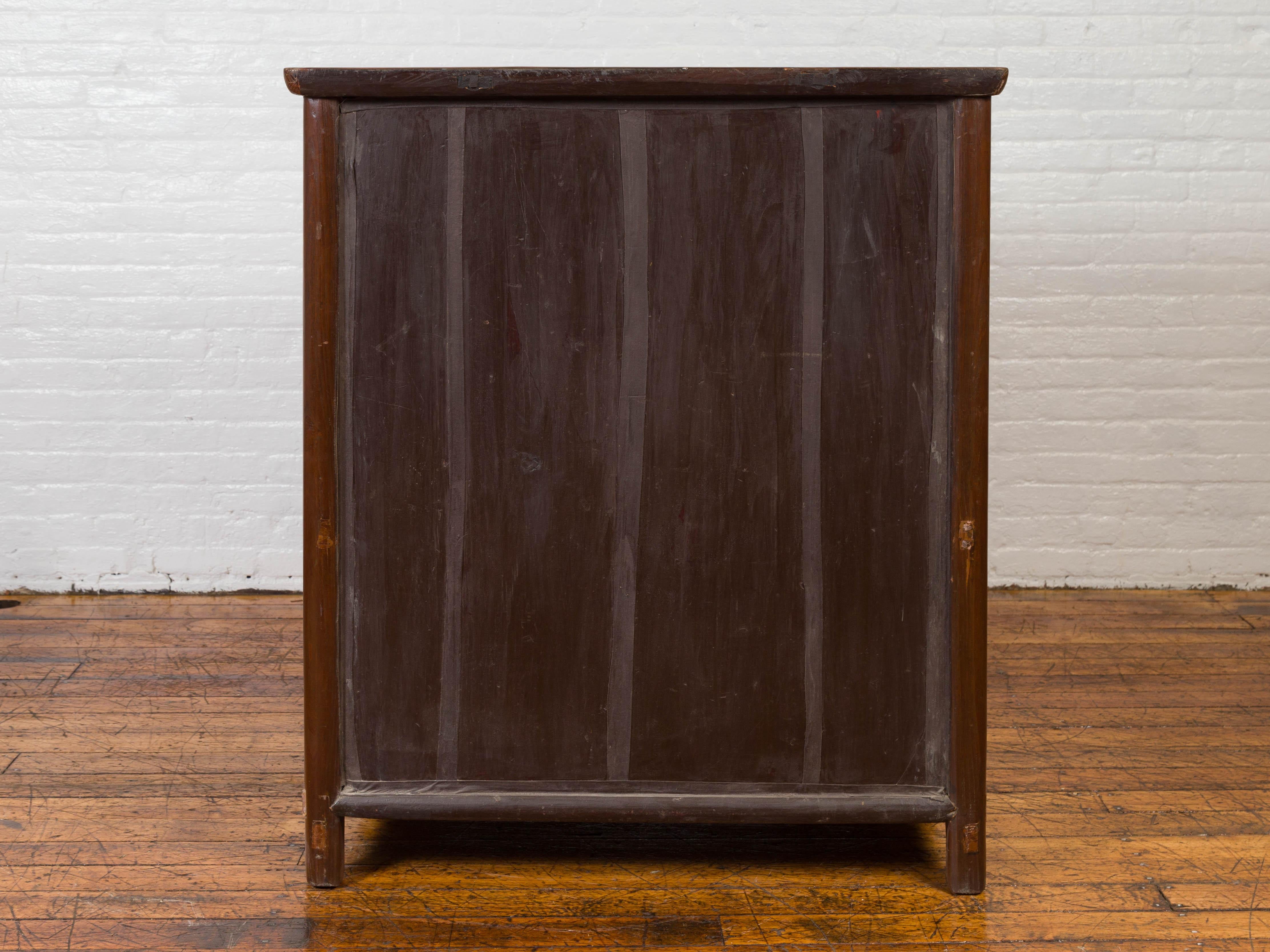 Armoire ancienne en orme bicolore avec quincaillerie en bronze taillé et patine jaune en vente 8