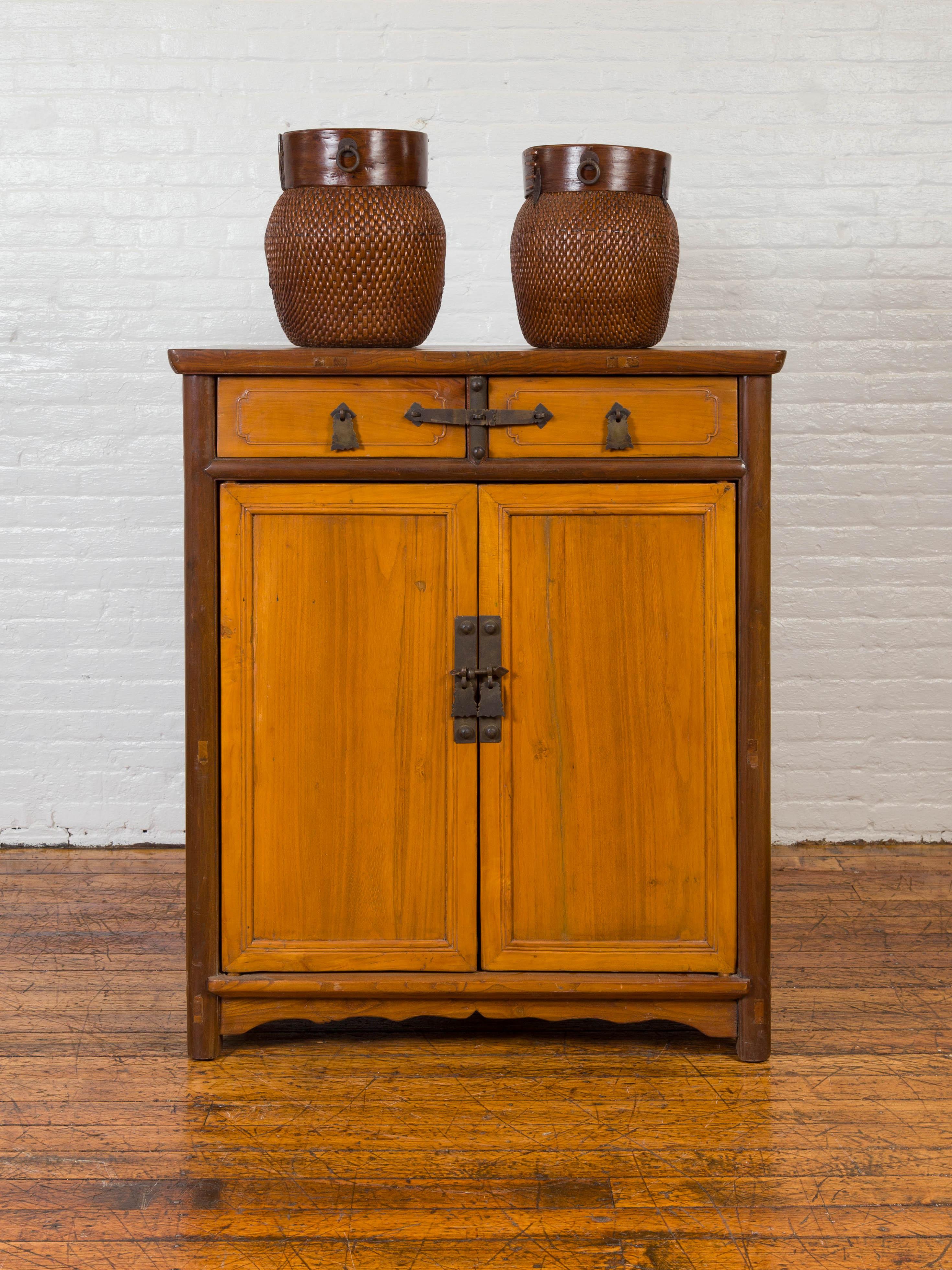 Chinois Armoire ancienne en orme bicolore avec quincaillerie en bronze taillé et patine jaune en vente