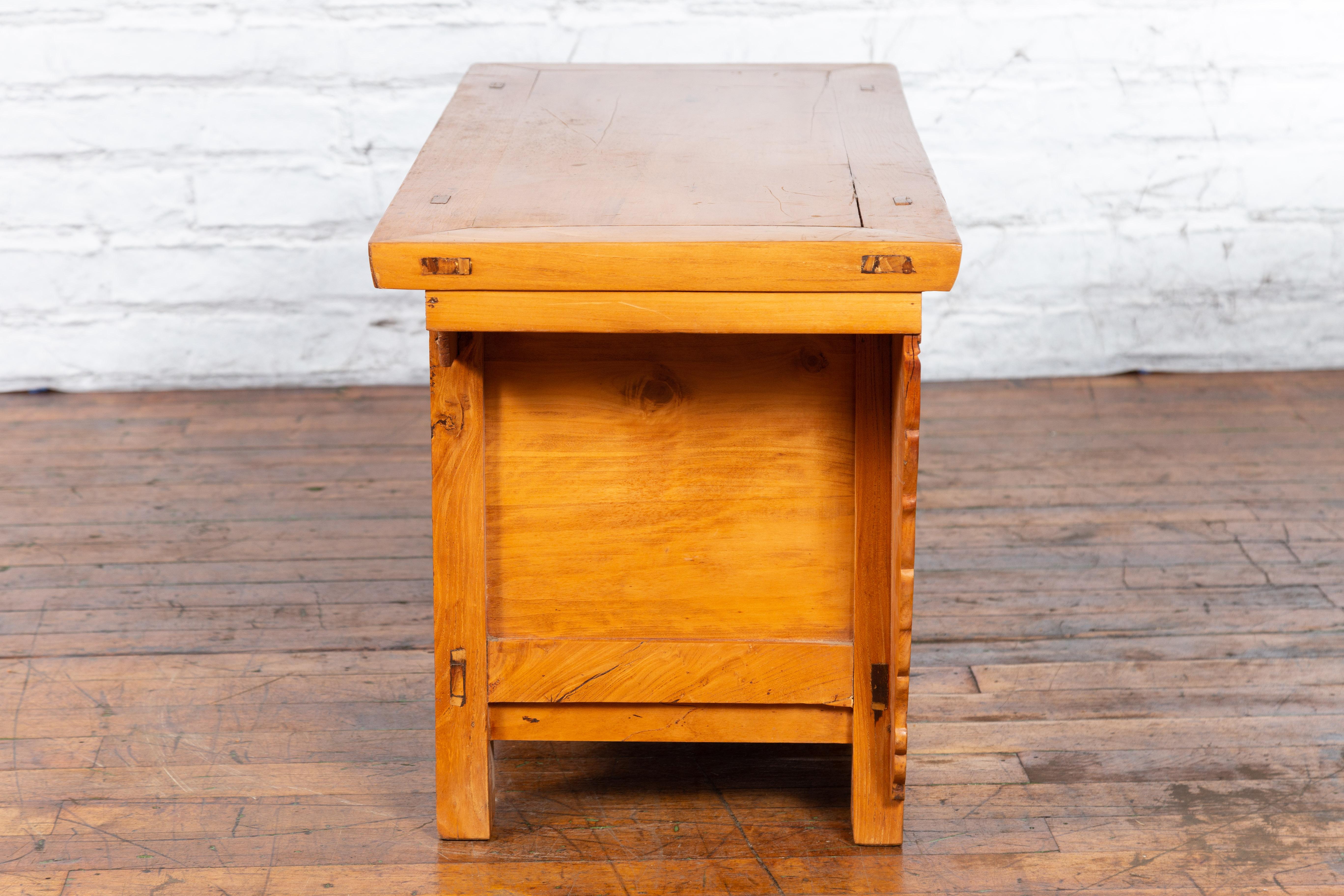 Credenza cinese in legno di olmo antico con pennacchi intagliati e ferramenta in bronzo in vendita 4