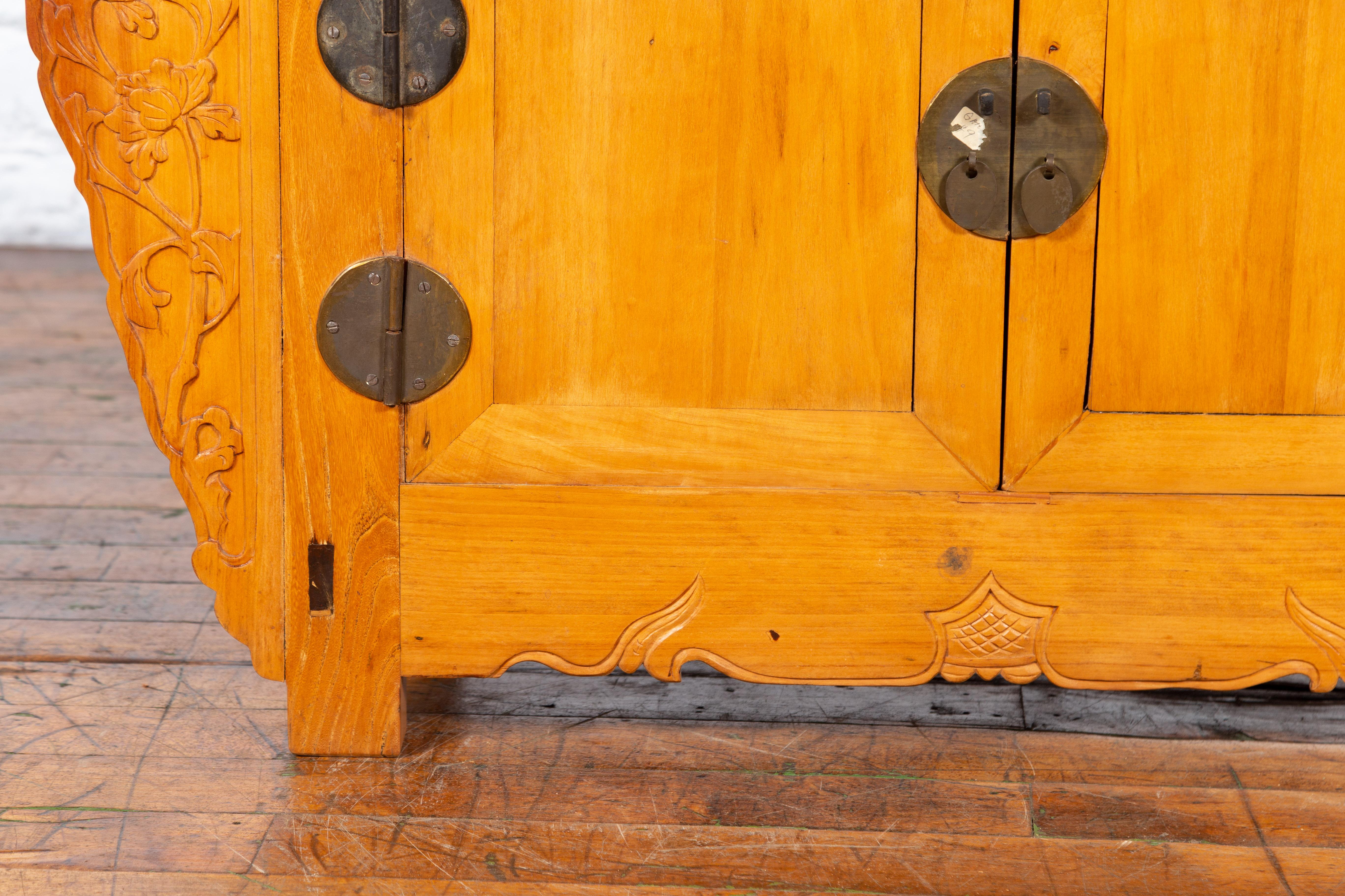 Chinese Antique Elm Wood Sideboard with Carved Spandrels and Bronze Hardware For Sale 5