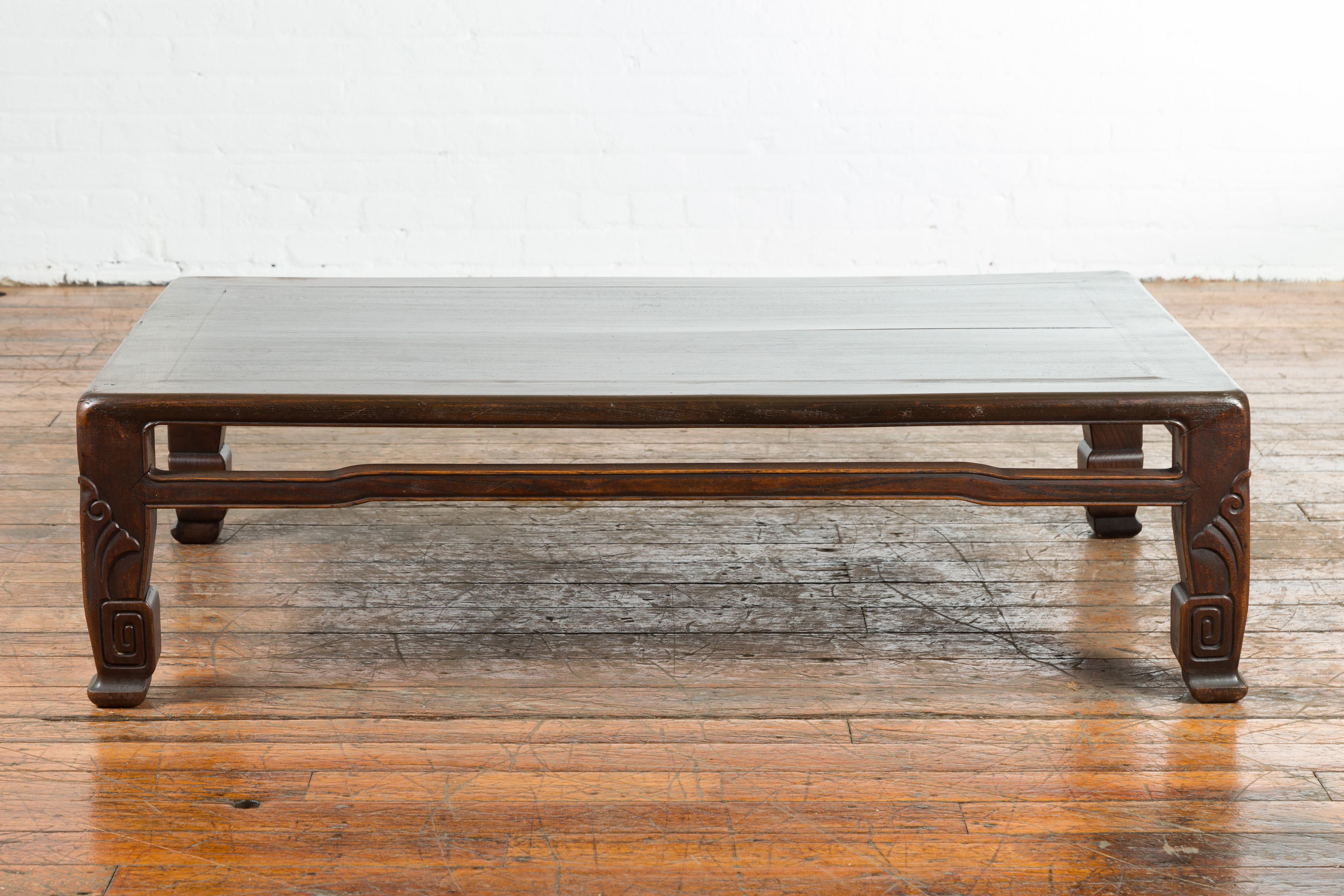Chinese Antique Elmwood Coffee Table with Scrolling Feet and Humpback Stretchers For Sale 5