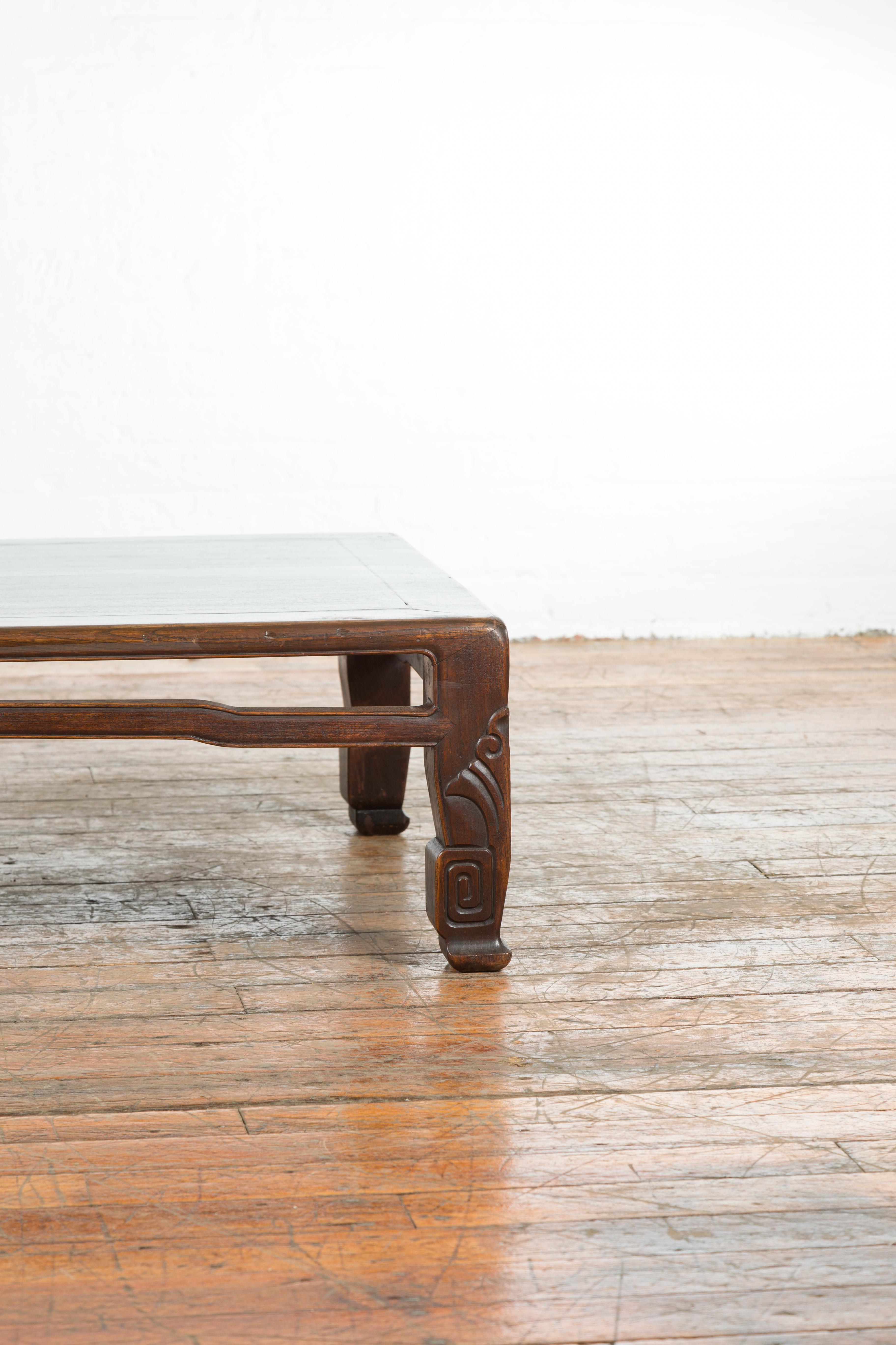 Chinese Antique Elmwood Coffee Table with Scrolling Feet and Humpback Stretchers For Sale 1