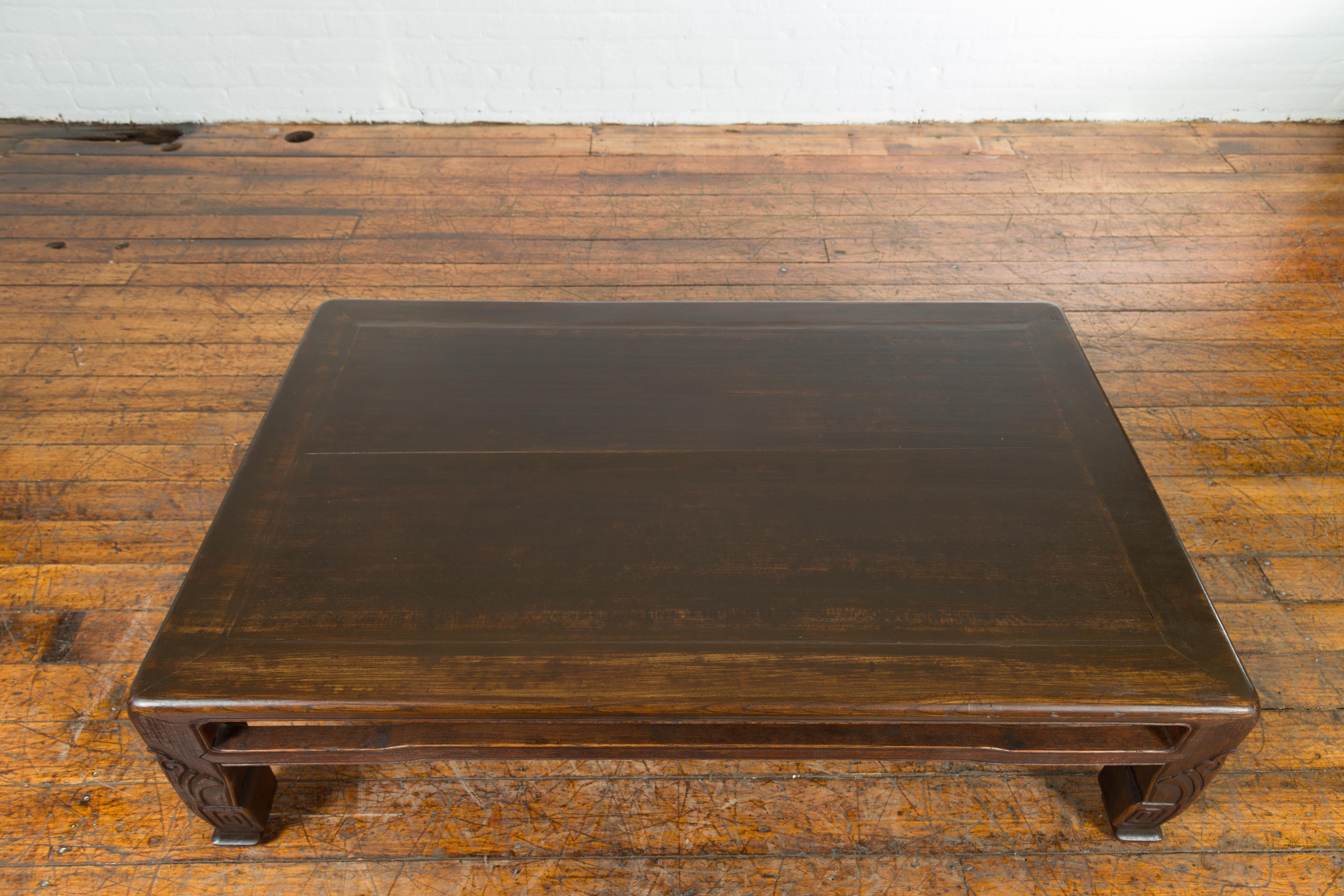 Chinese Antique Elmwood Coffee Table with Scrolling Feet and Humpback Stretchers For Sale 3