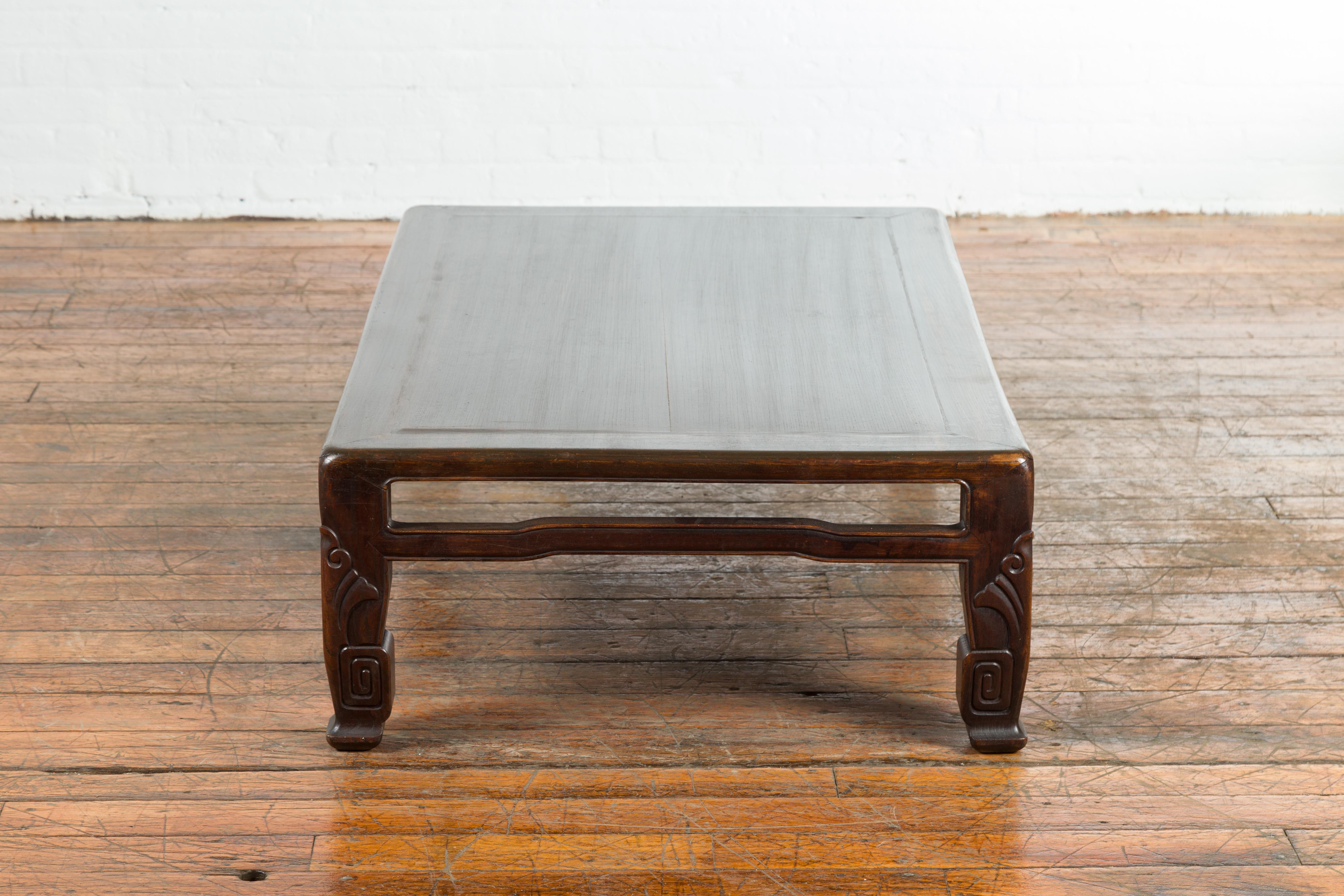 Chinese Antique Elmwood Coffee Table with Scrolling Feet and Humpback Stretchers For Sale 4
