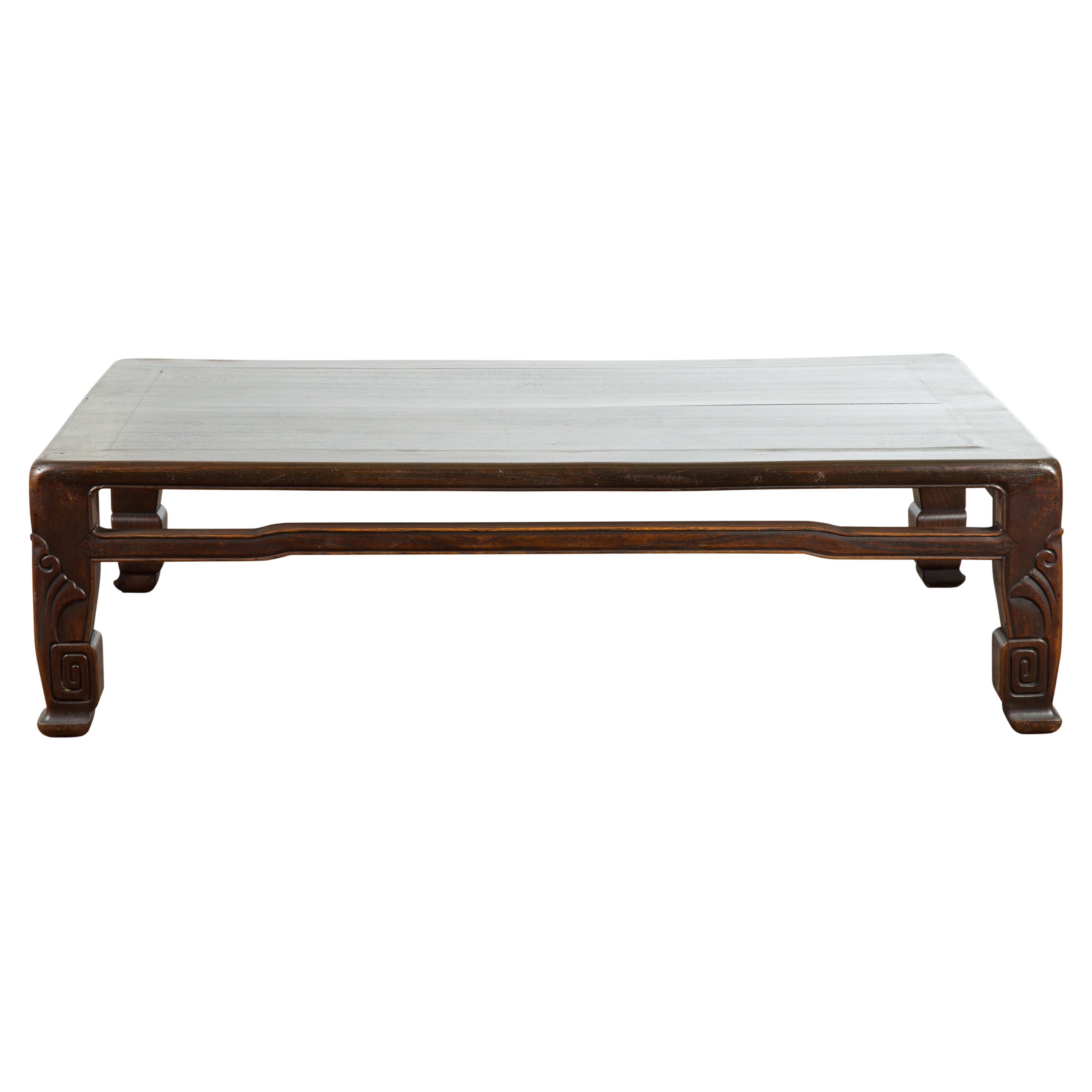 Chinese Antique Elmwood Coffee Table with Scrolling Feet and Humpback Stretchers For Sale