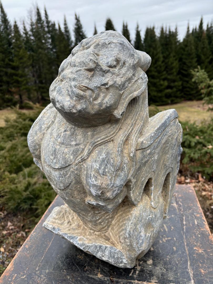 Chinesische Antike Hand geschnitzt Mythical Winged  Wächter-Skulptur im Angebot 3