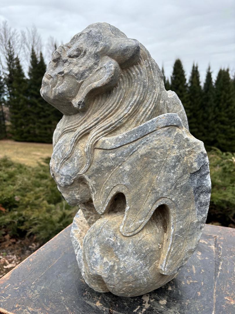 Ancienne sculpture chinoise sculptée à la main - Mythique ailé  Sculpture gardienne en vente 4