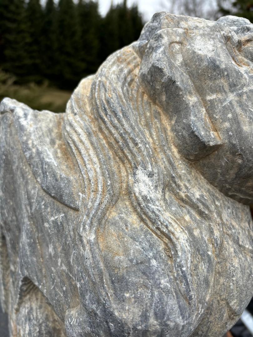 Calcaire Ancienne sculpture chinoise sculptée à la main - Mythique ailé  Sculpture gardienne en vente