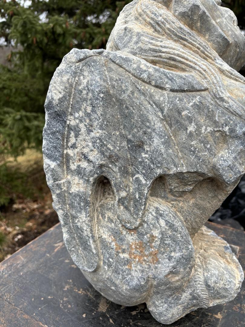 Chinesische Antike Hand geschnitzt Mythical Winged  Wächter-Skulptur im Angebot 2